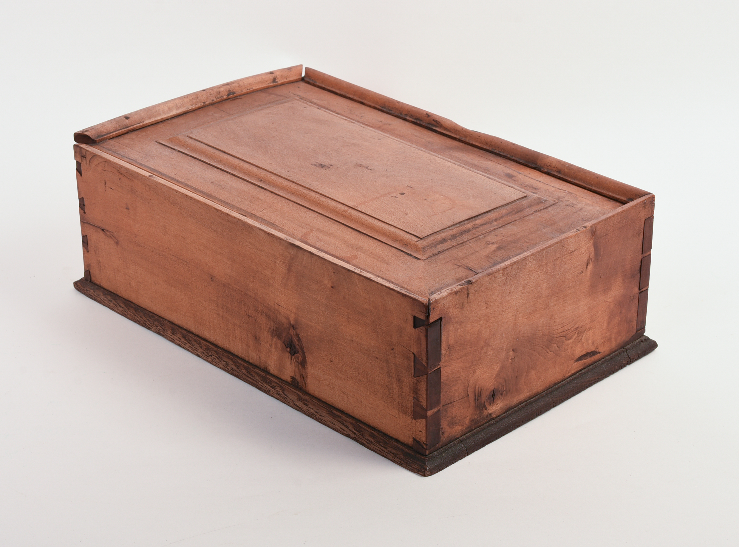 19TH CENTURY NEW ENGLAND MAPLE CANDLEBOX.