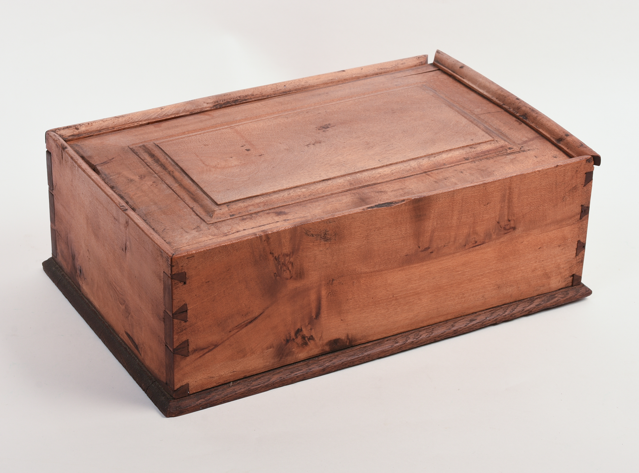 19TH CENTURY NEW ENGLAND MAPLE CANDLEBOX.