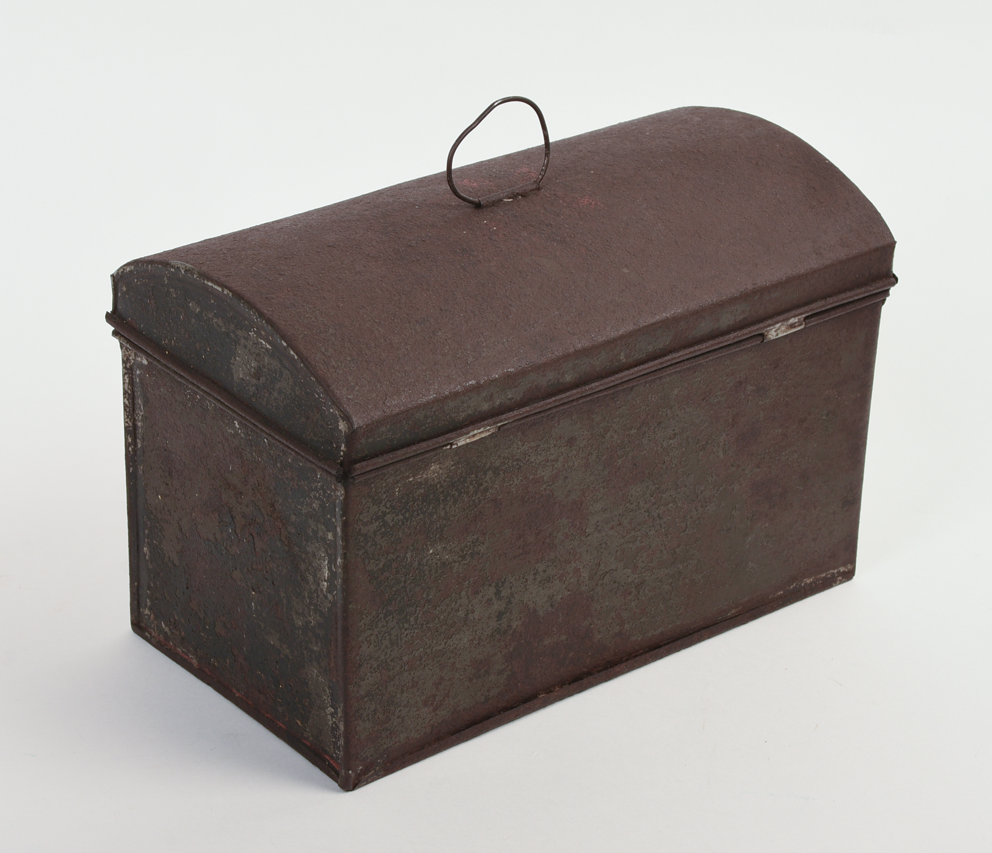 19TH CENTURY AMERICAN-PAINTED TINWARE DOME TOP BOX.
