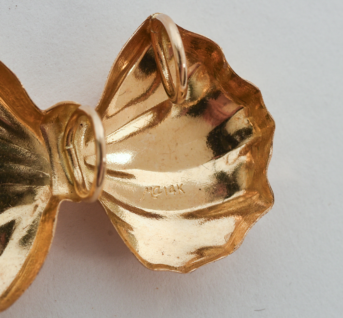 MARC ANTHONY 14K GOLD BOW PENDANT.