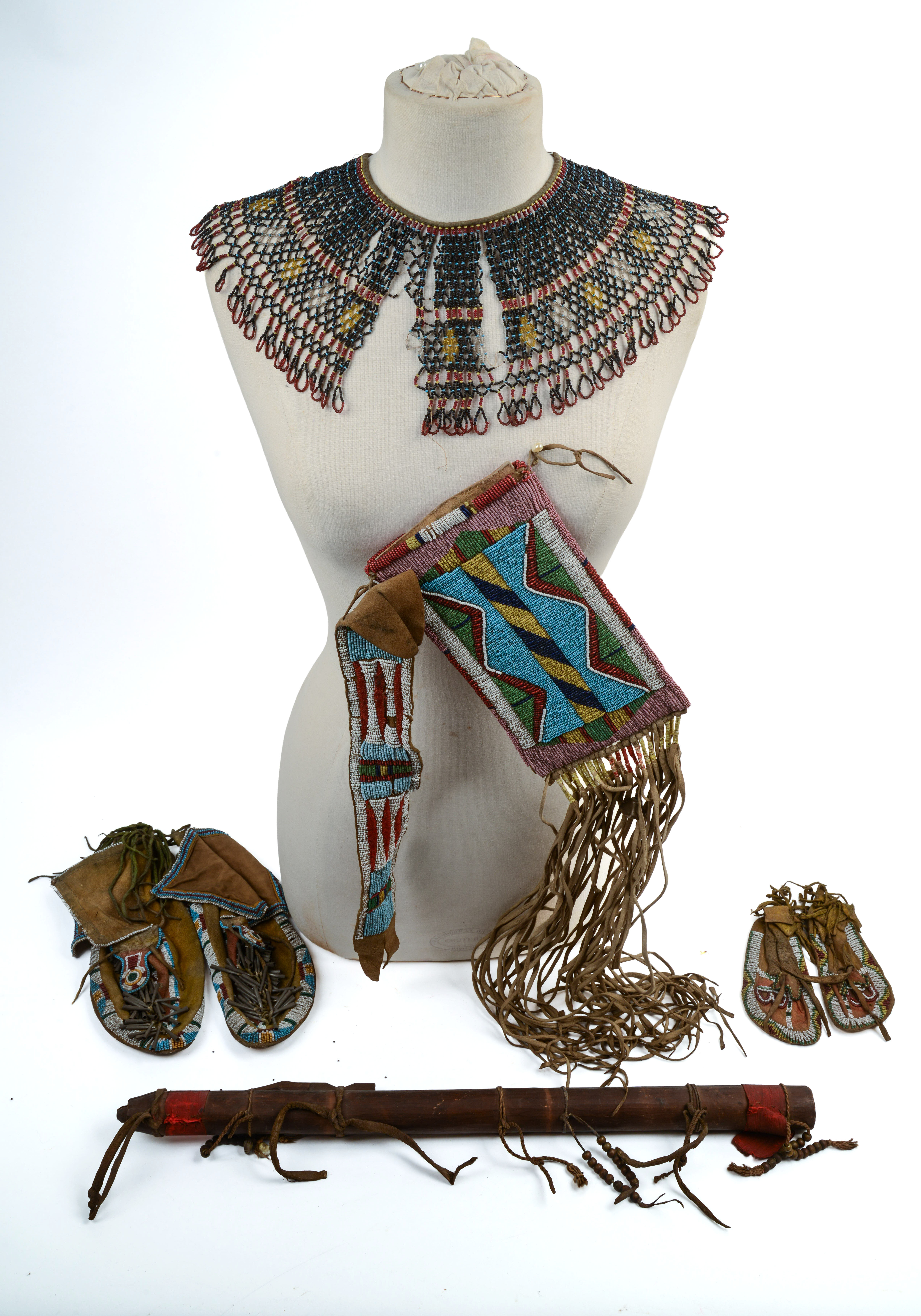 COLLECTION OF NATIVE AMERICAN ITEMS.