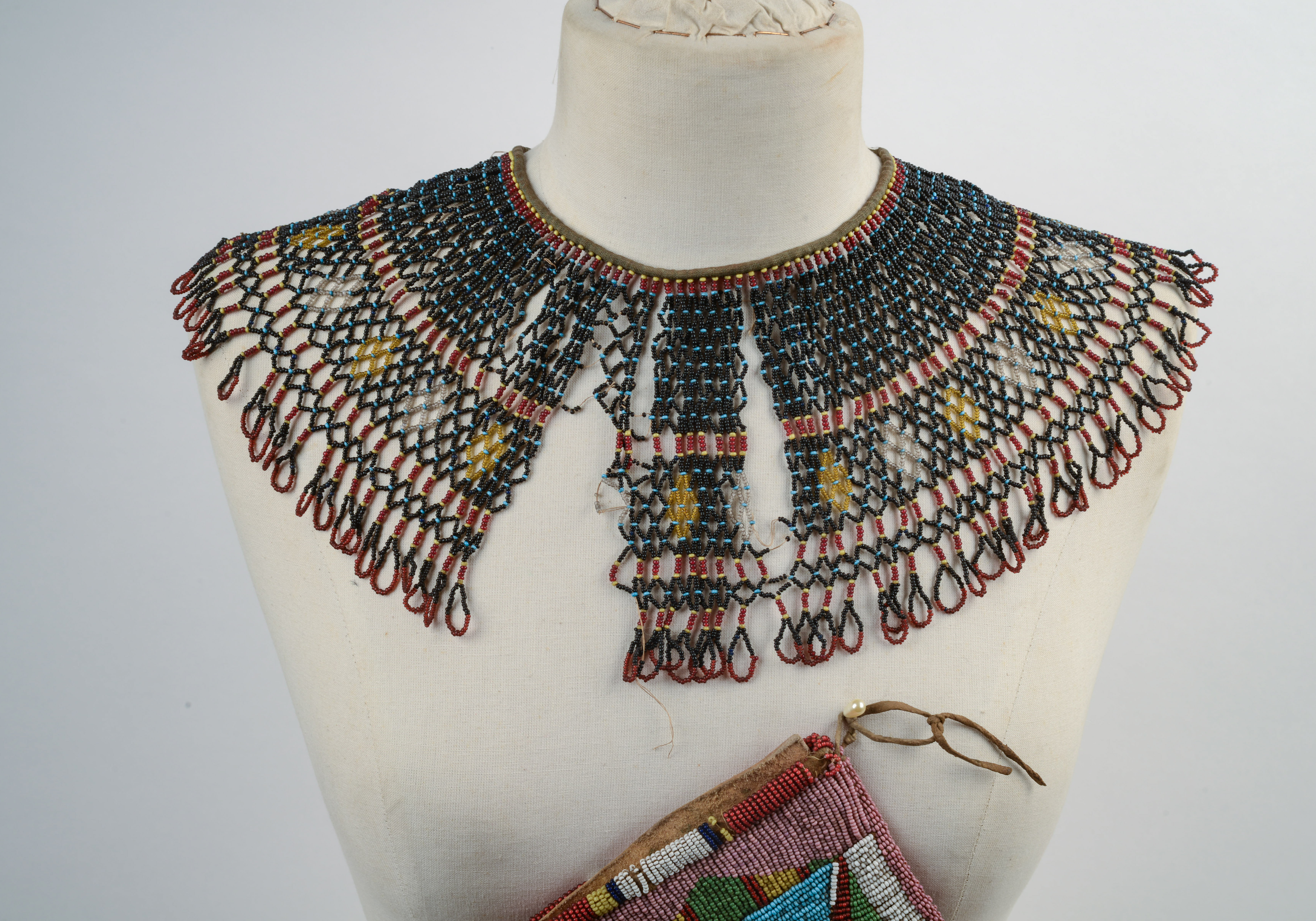 COLLECTION OF NATIVE AMERICAN ITEMS.