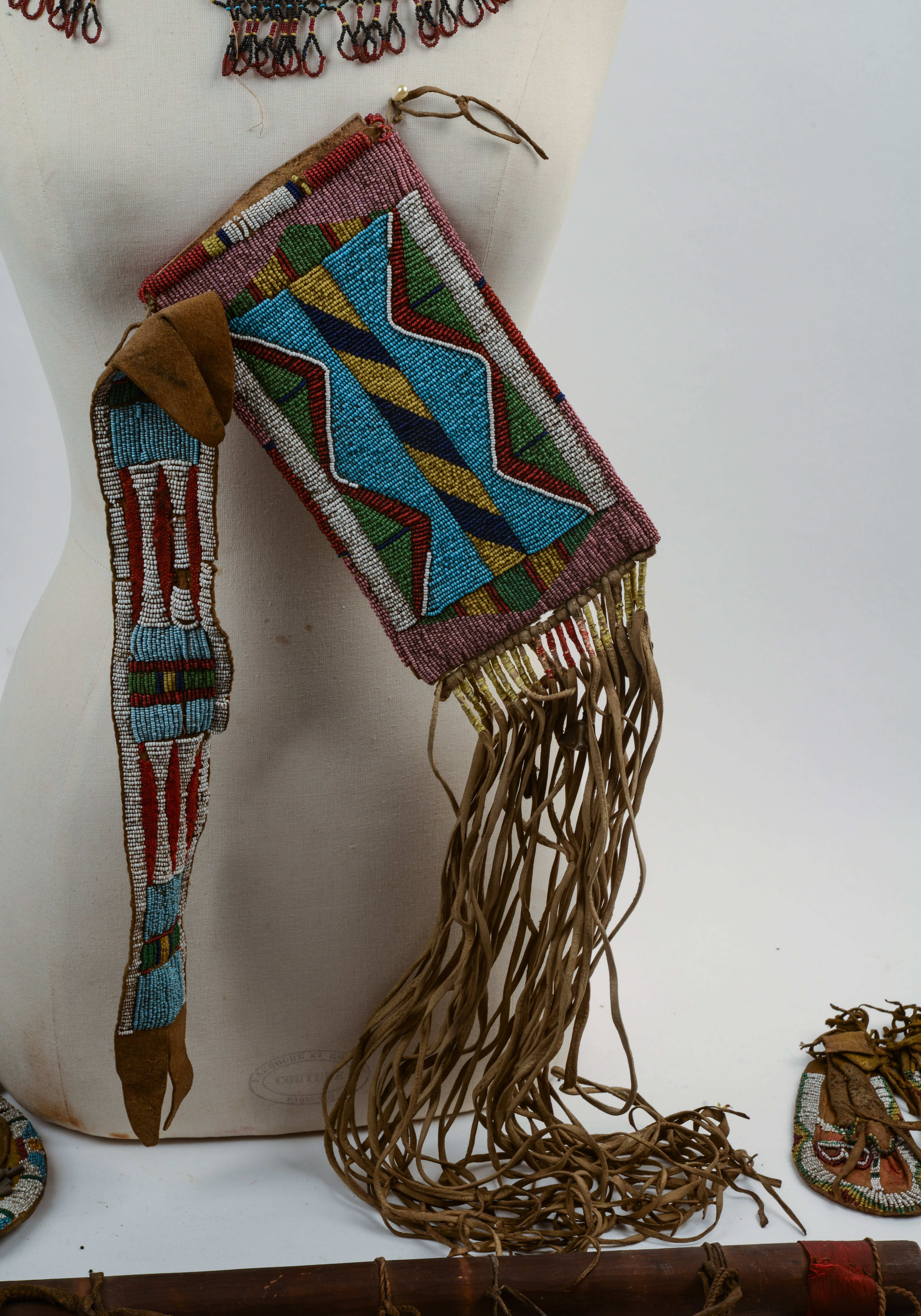 COLLECTION OF NATIVE AMERICAN ITEMS.