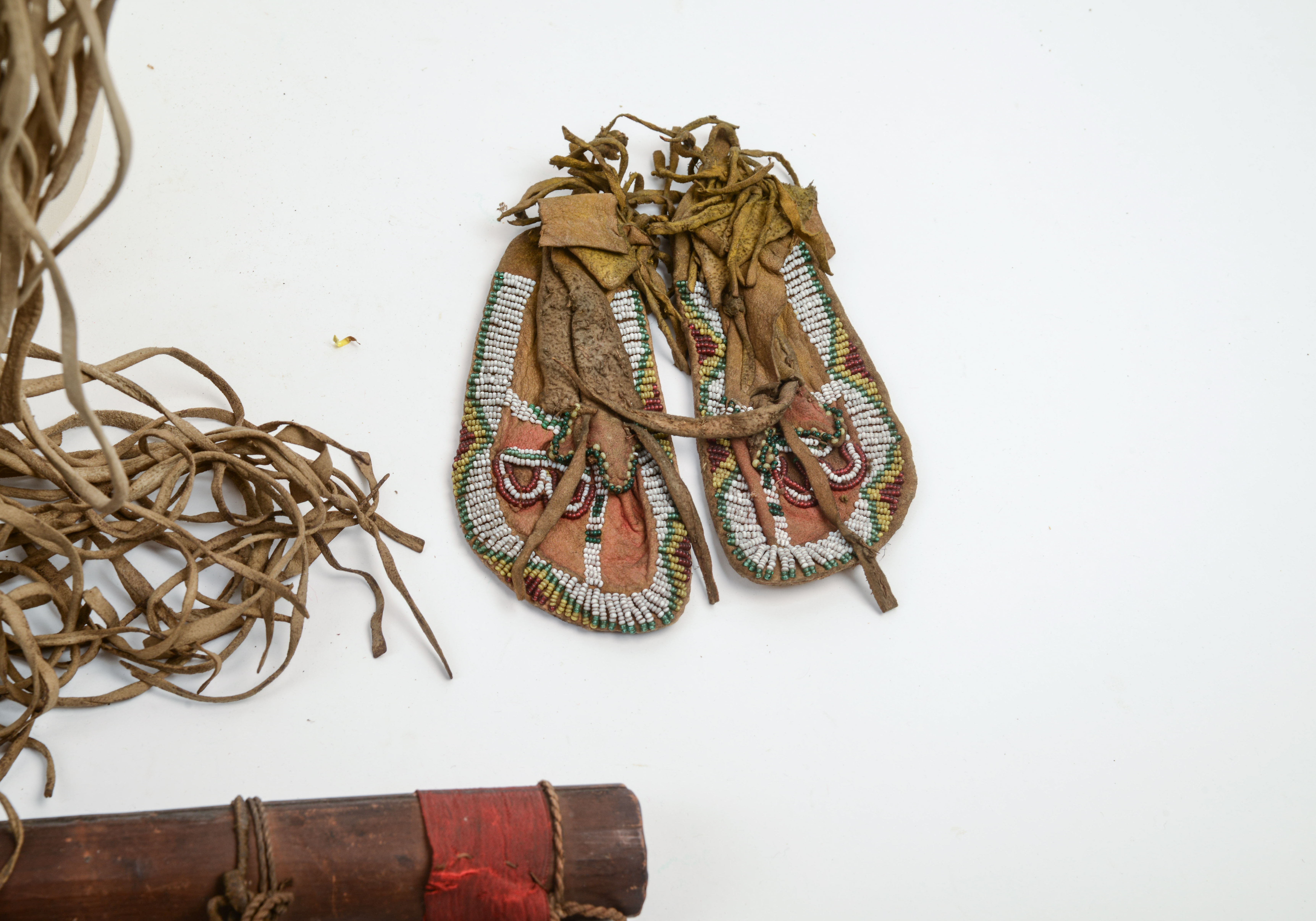 COLLECTION OF NATIVE AMERICAN ITEMS.