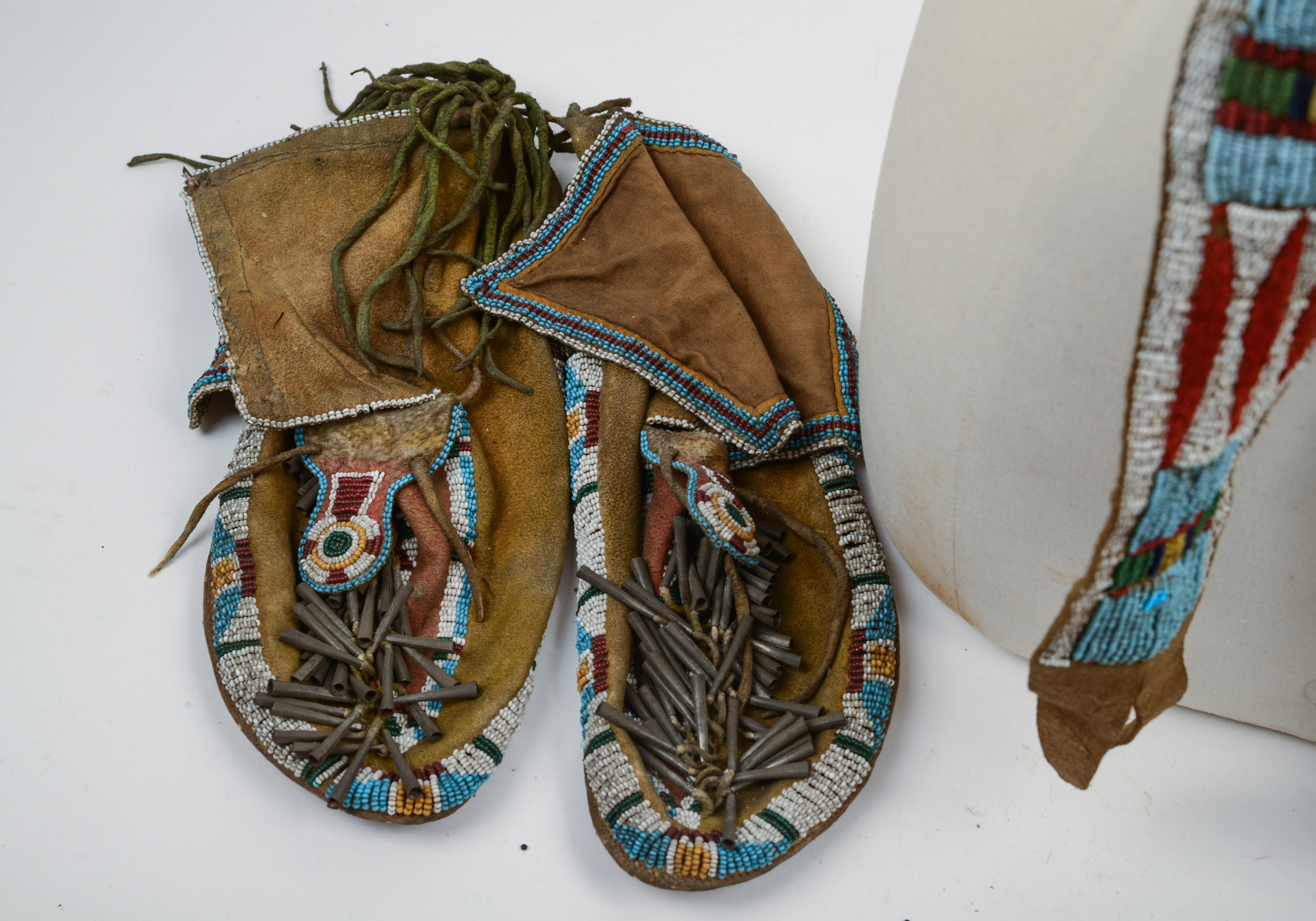COLLECTION OF NATIVE AMERICAN ITEMS.