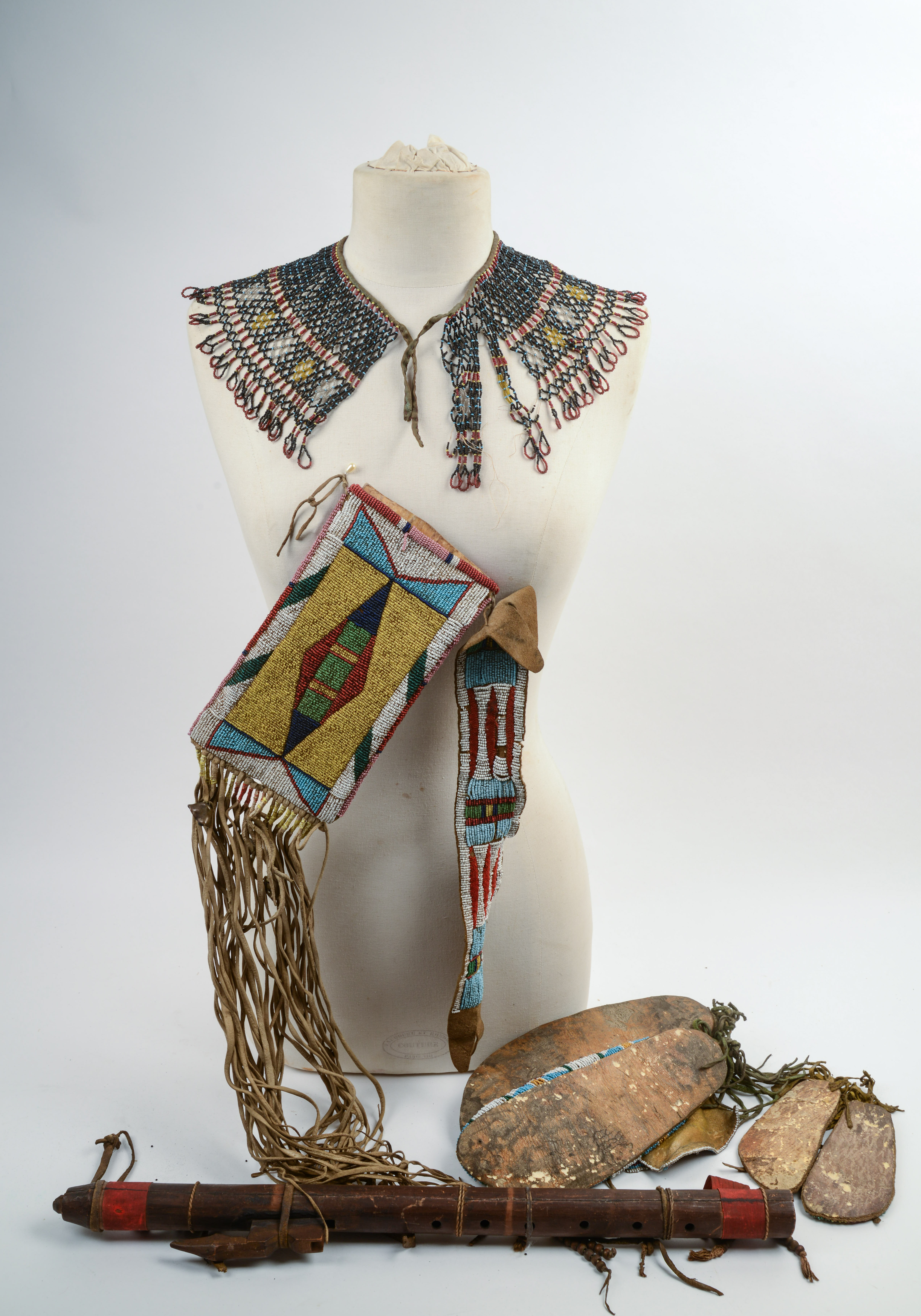 COLLECTION OF NATIVE AMERICAN ITEMS.