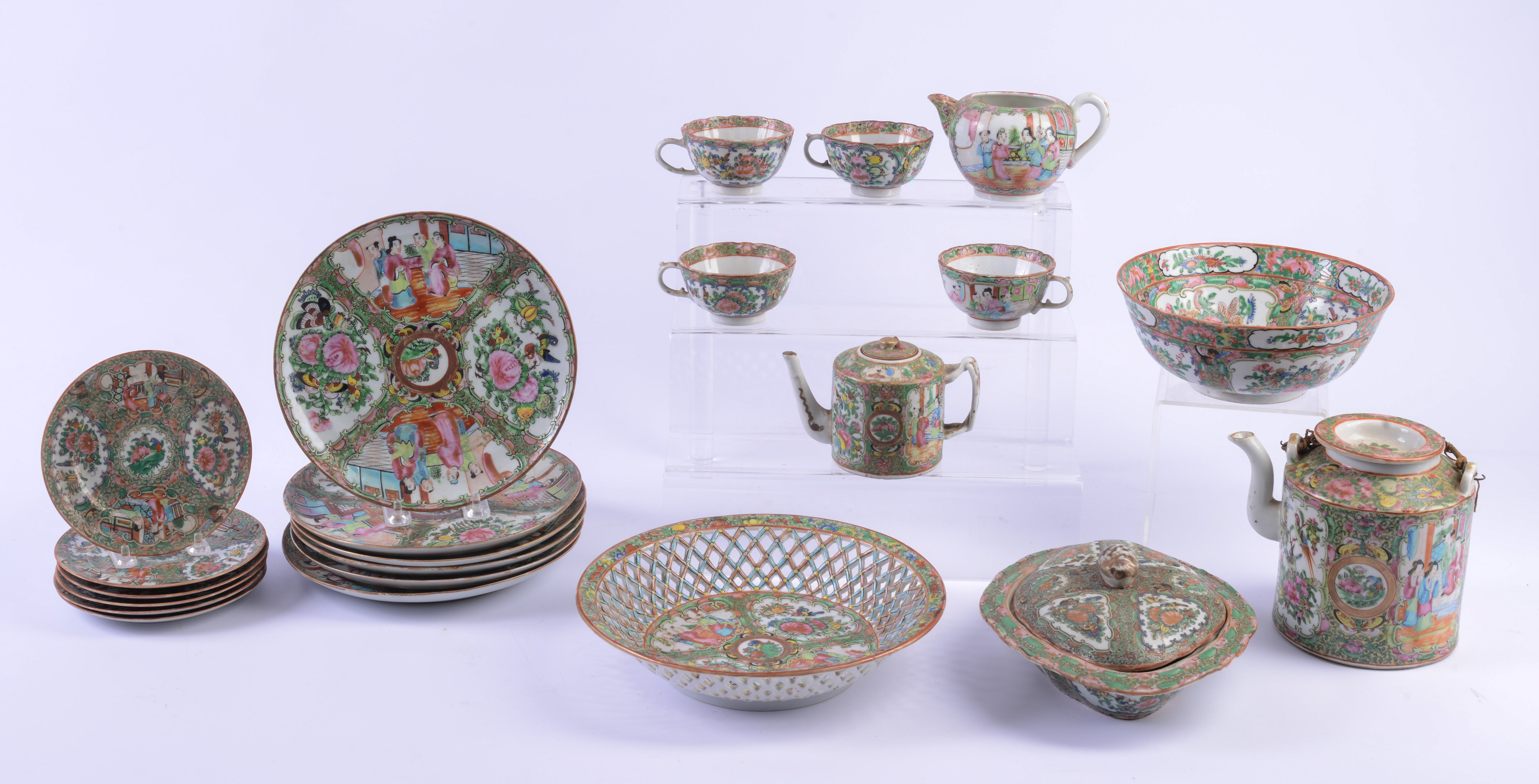 GROUPING OF ROSE MEDALLION PORCELAIN.