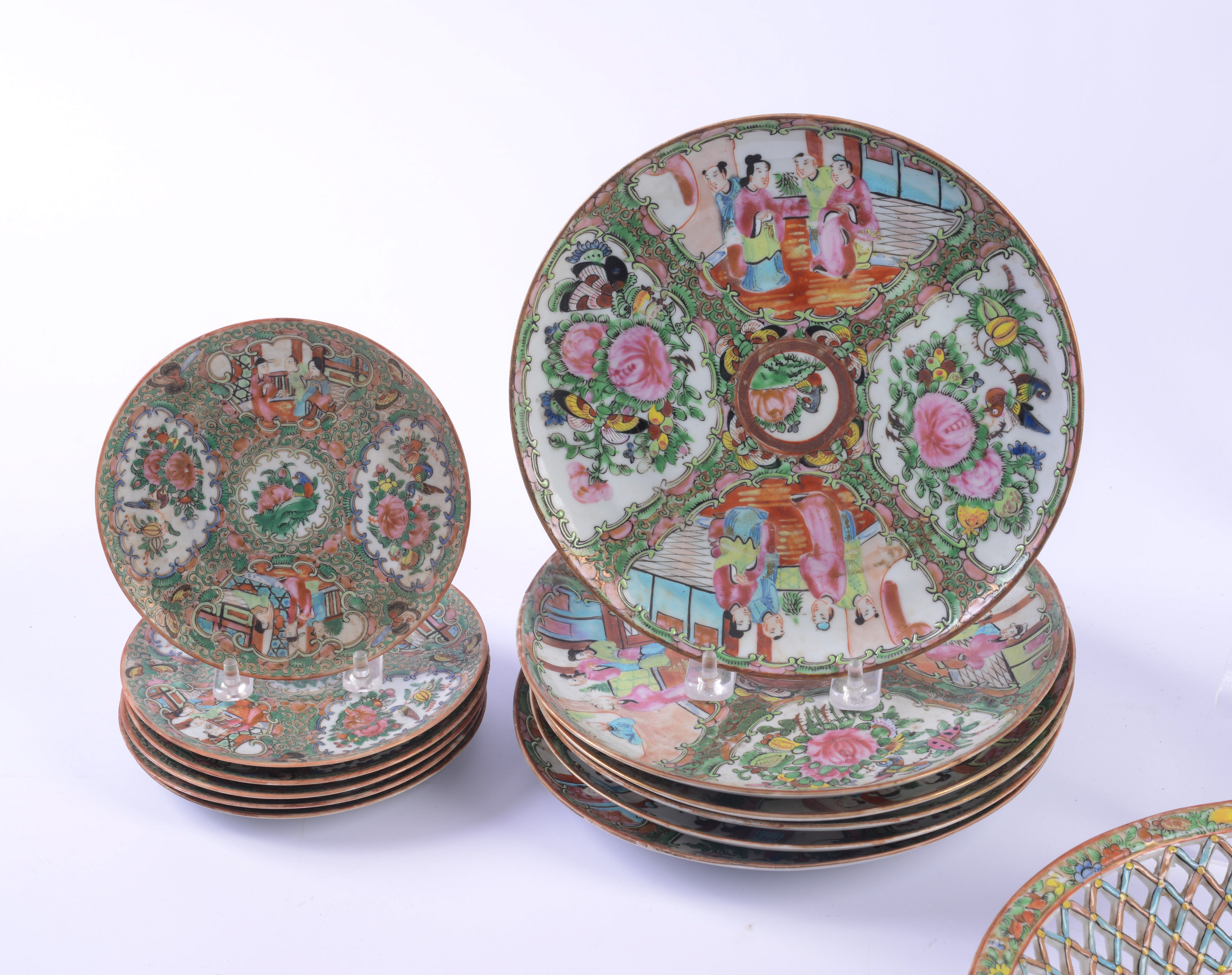 GROUPING OF ROSE MEDALLION PORCELAIN.