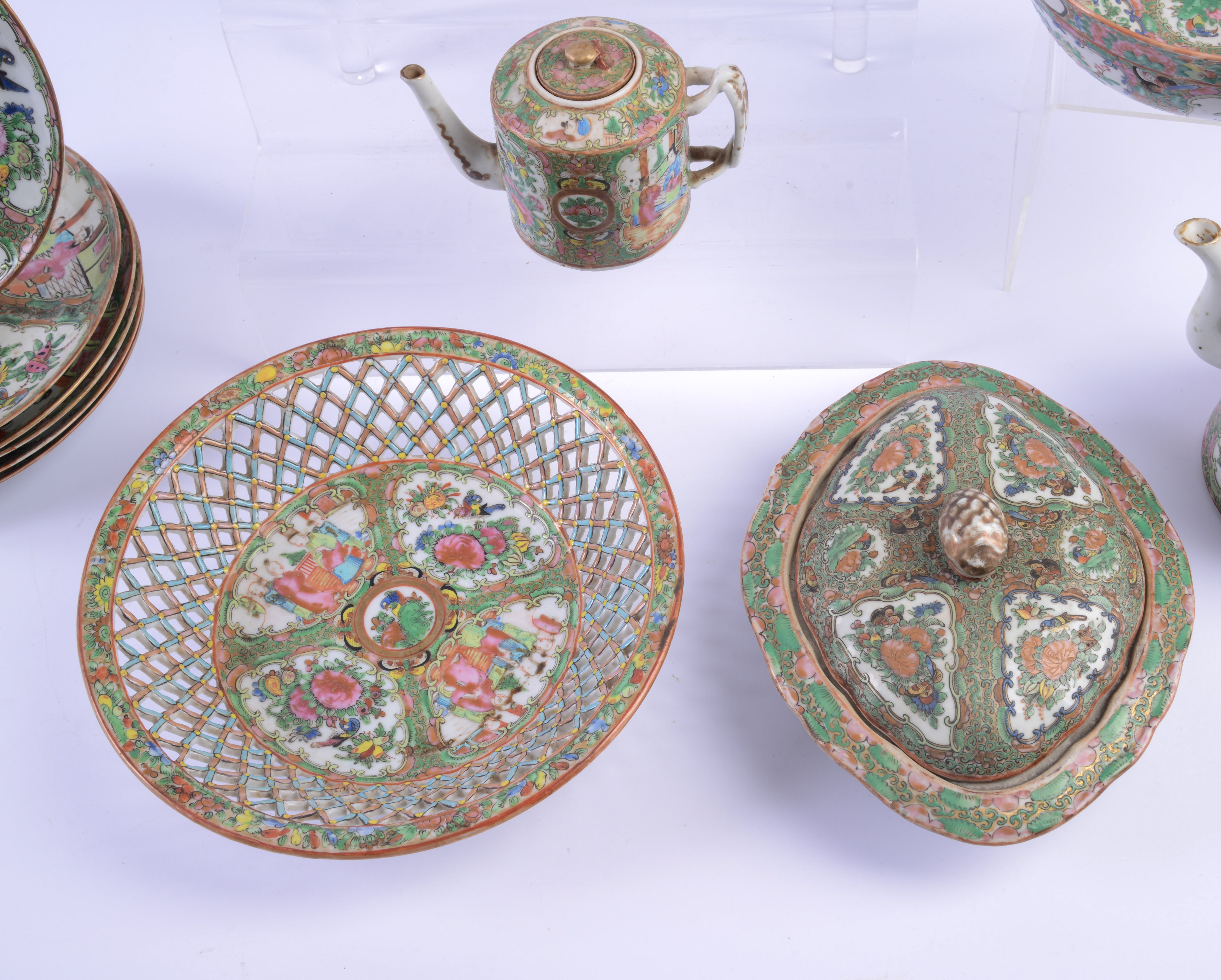 GROUPING OF ROSE MEDALLION PORCELAIN.
