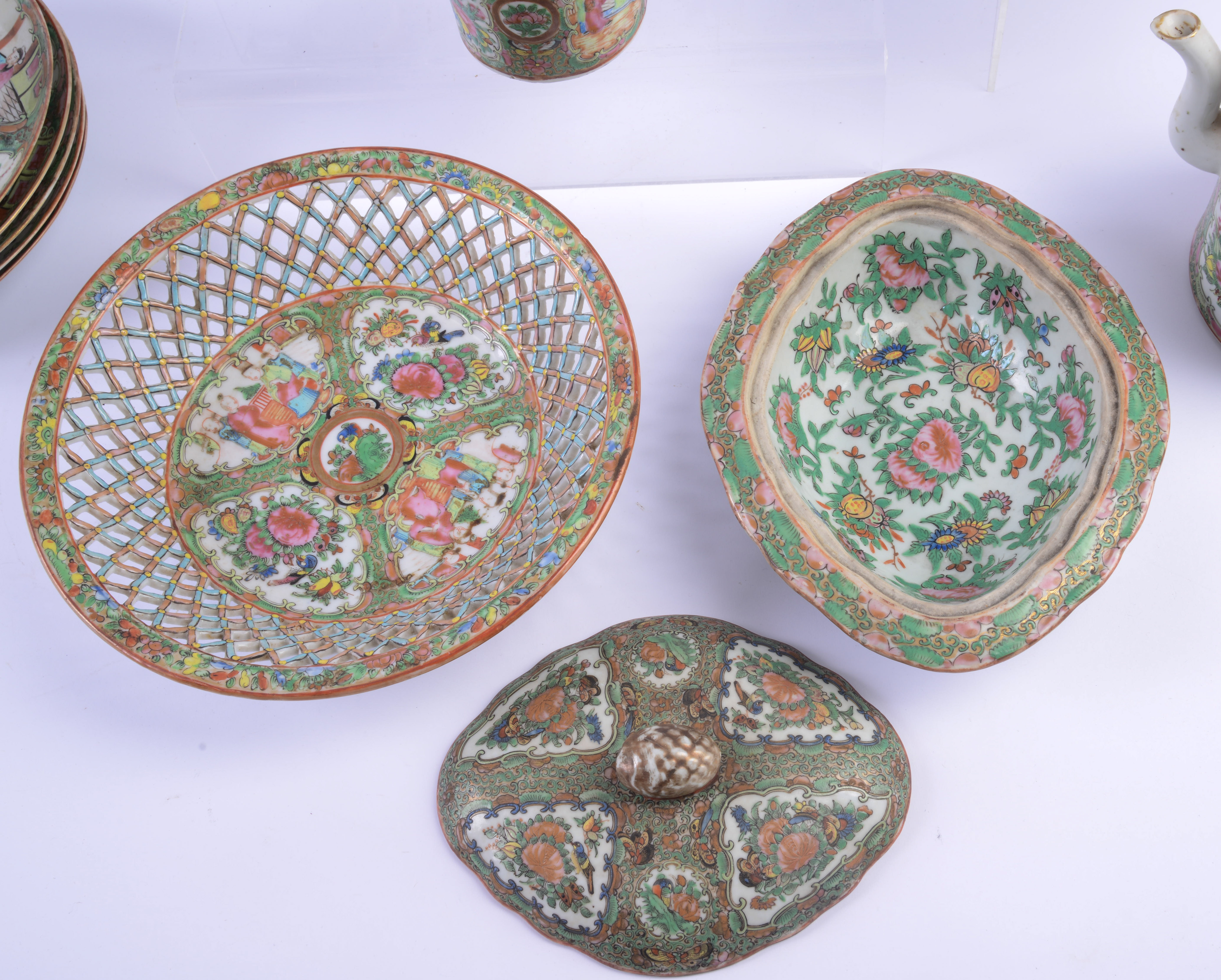 GROUPING OF ROSE MEDALLION PORCELAIN.