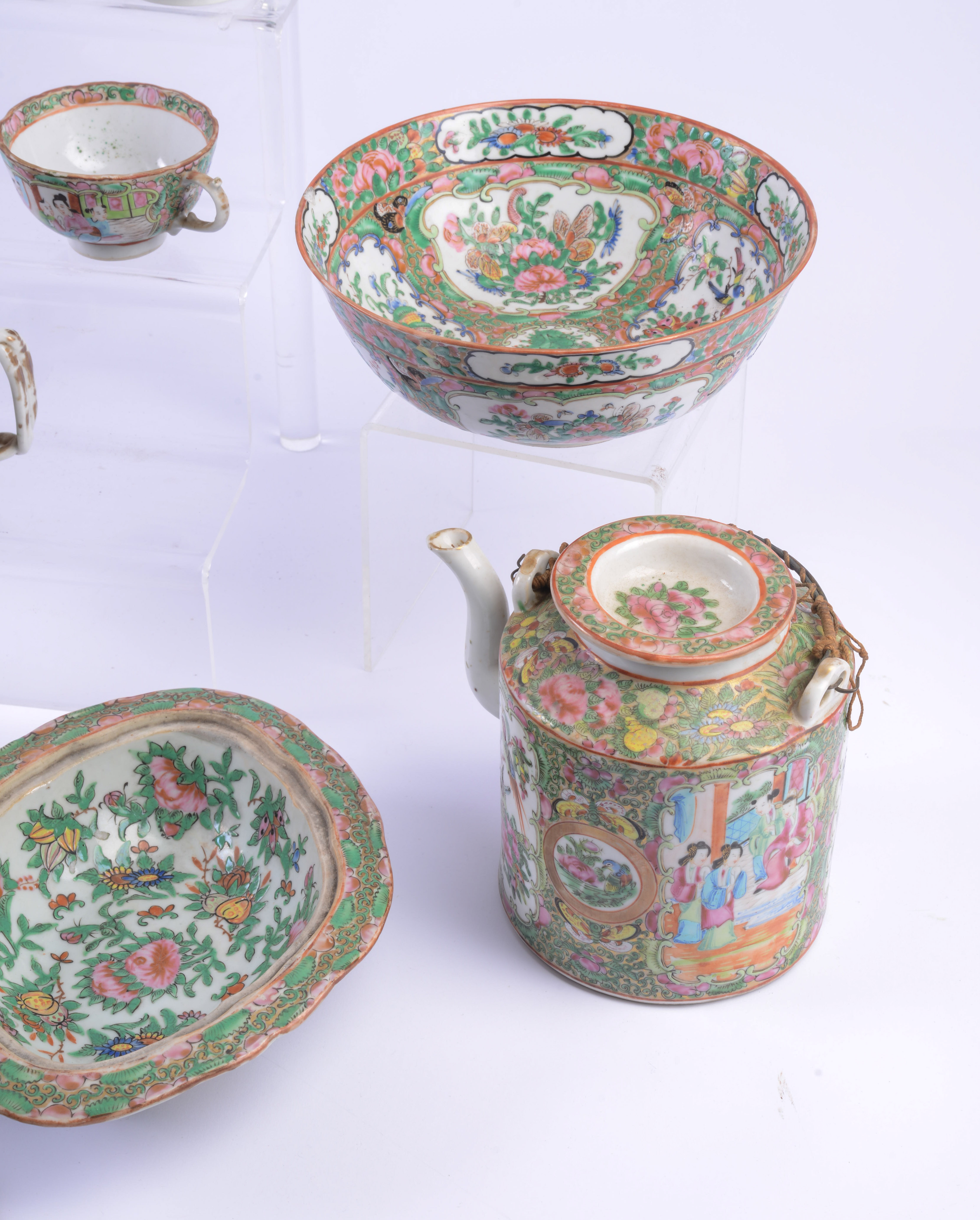 GROUPING OF ROSE MEDALLION PORCELAIN.
