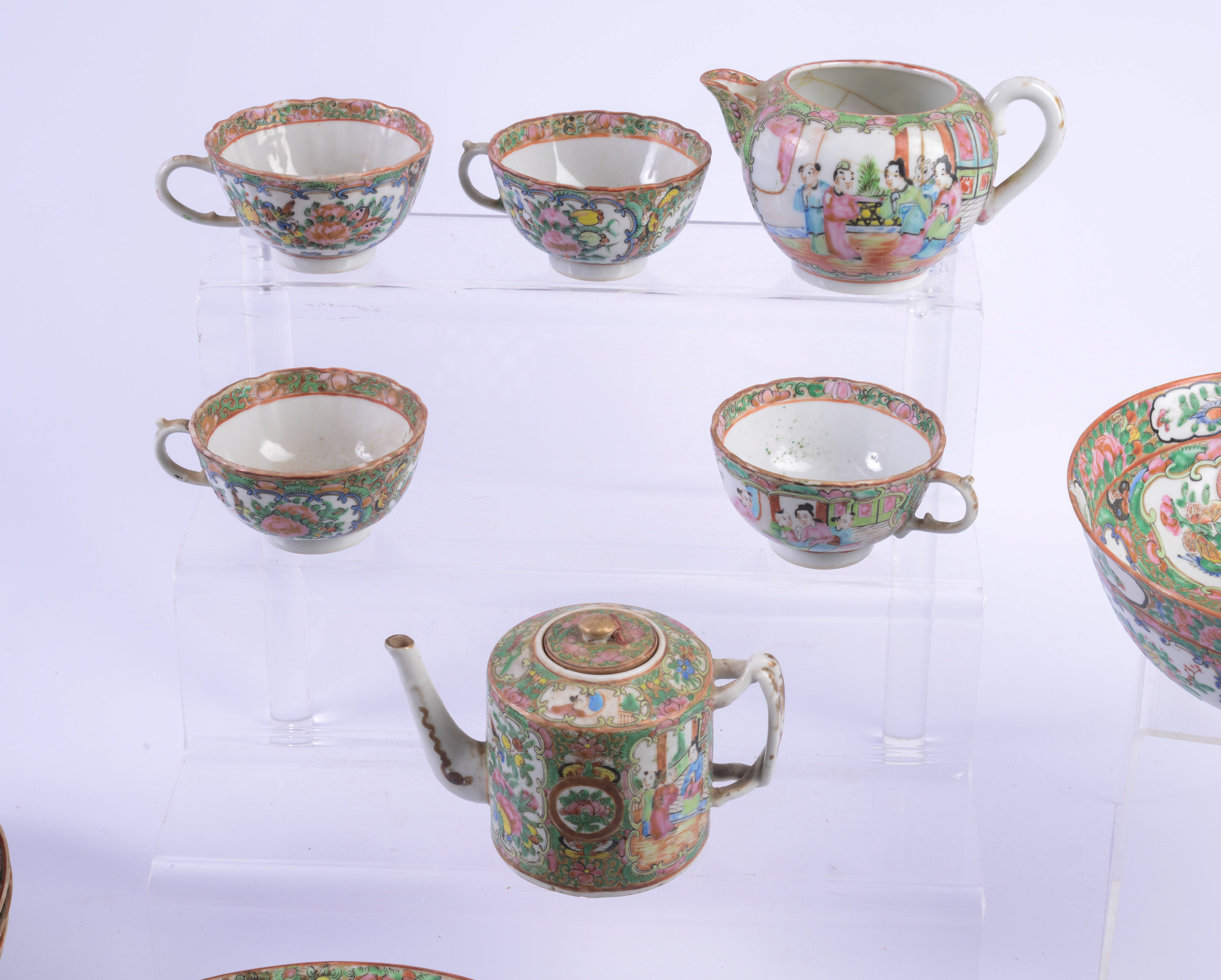 GROUPING OF ROSE MEDALLION PORCELAIN.