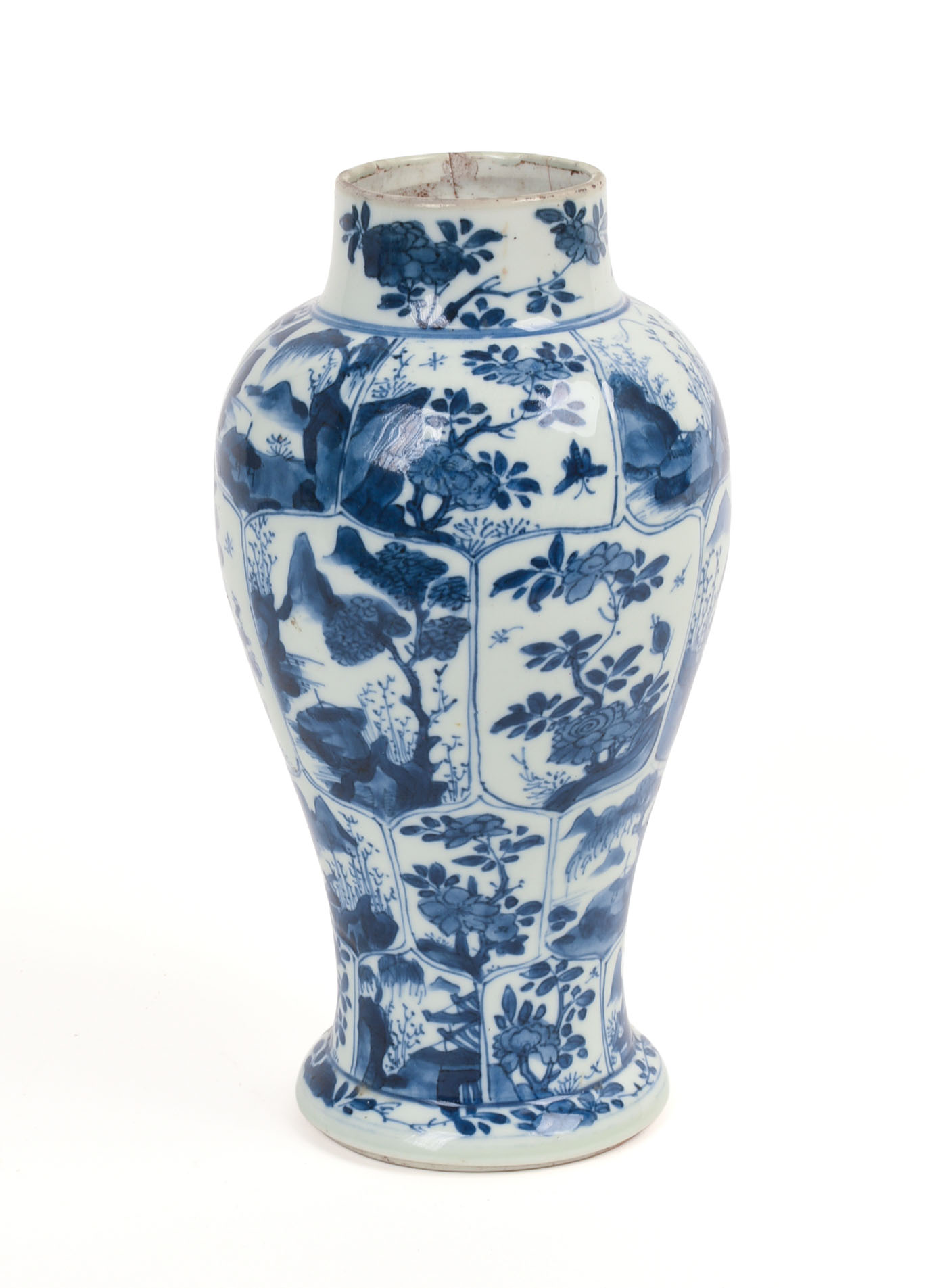 CHINESE KANGXI PERIOD BLUE AND WHITE VASE.