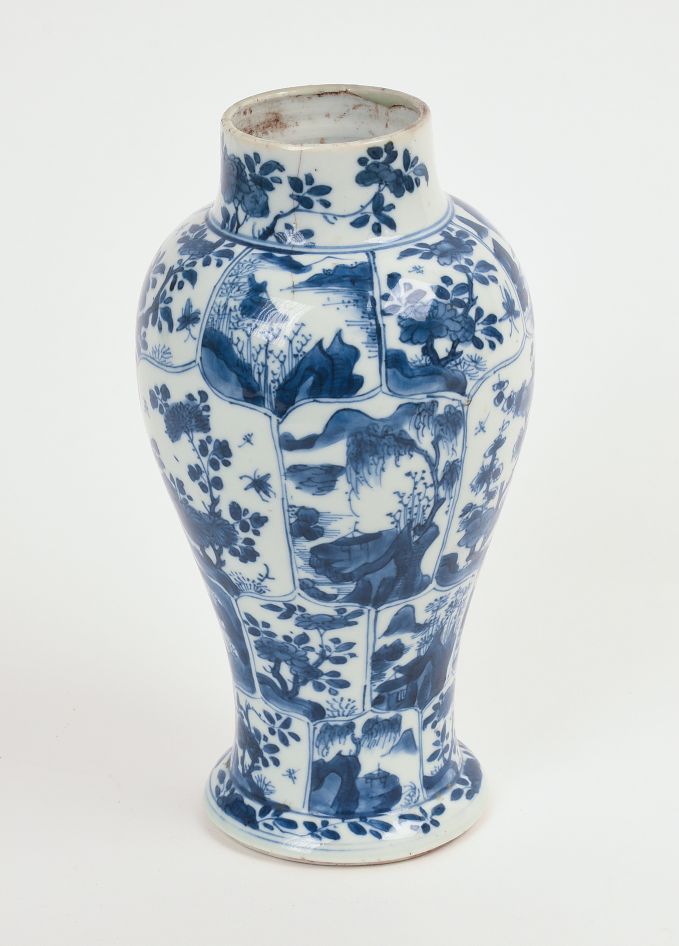 CHINESE KANGXI PERIOD BLUE AND WHITE VASE.