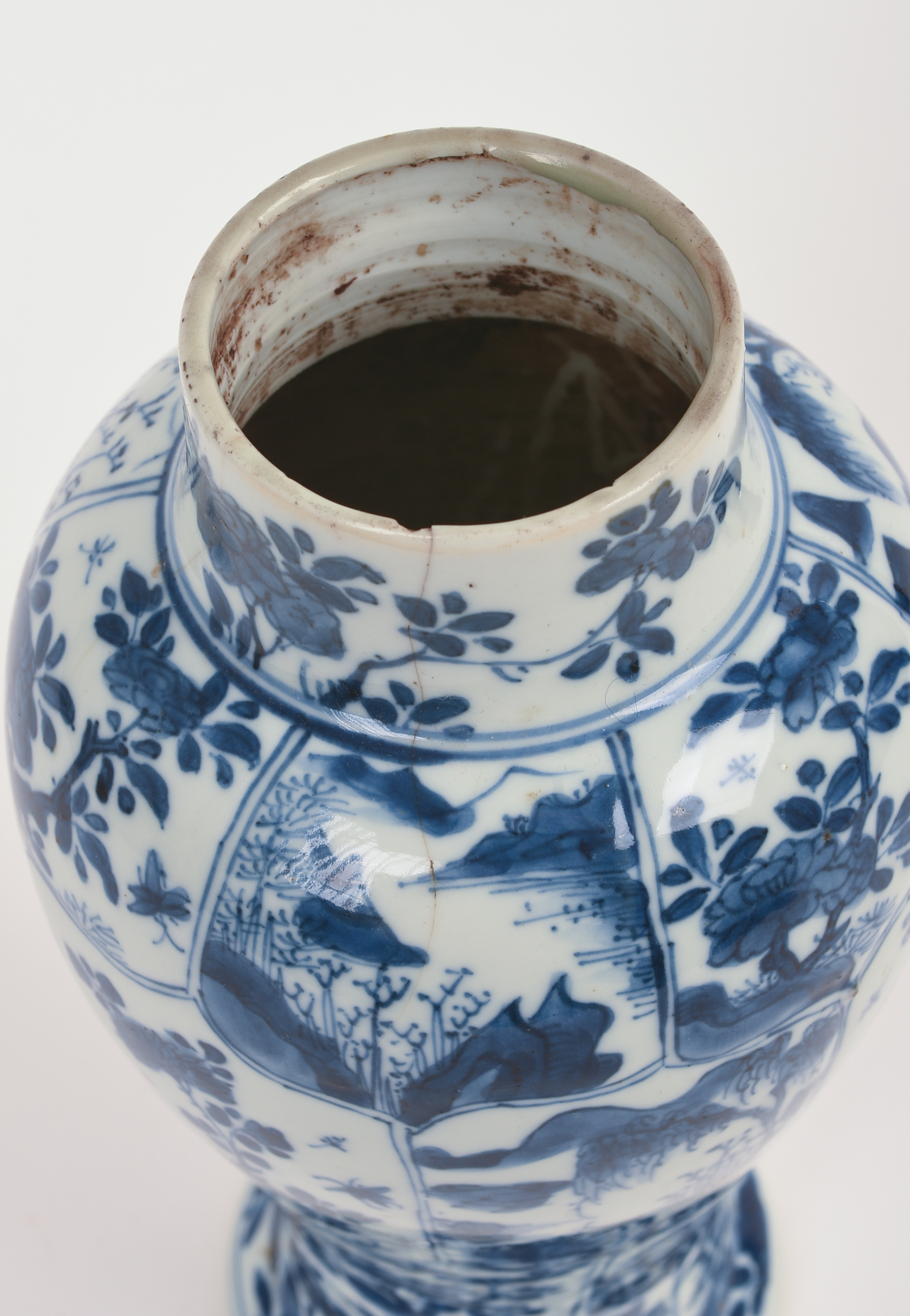 CHINESE KANGXI PERIOD BLUE AND WHITE VASE.