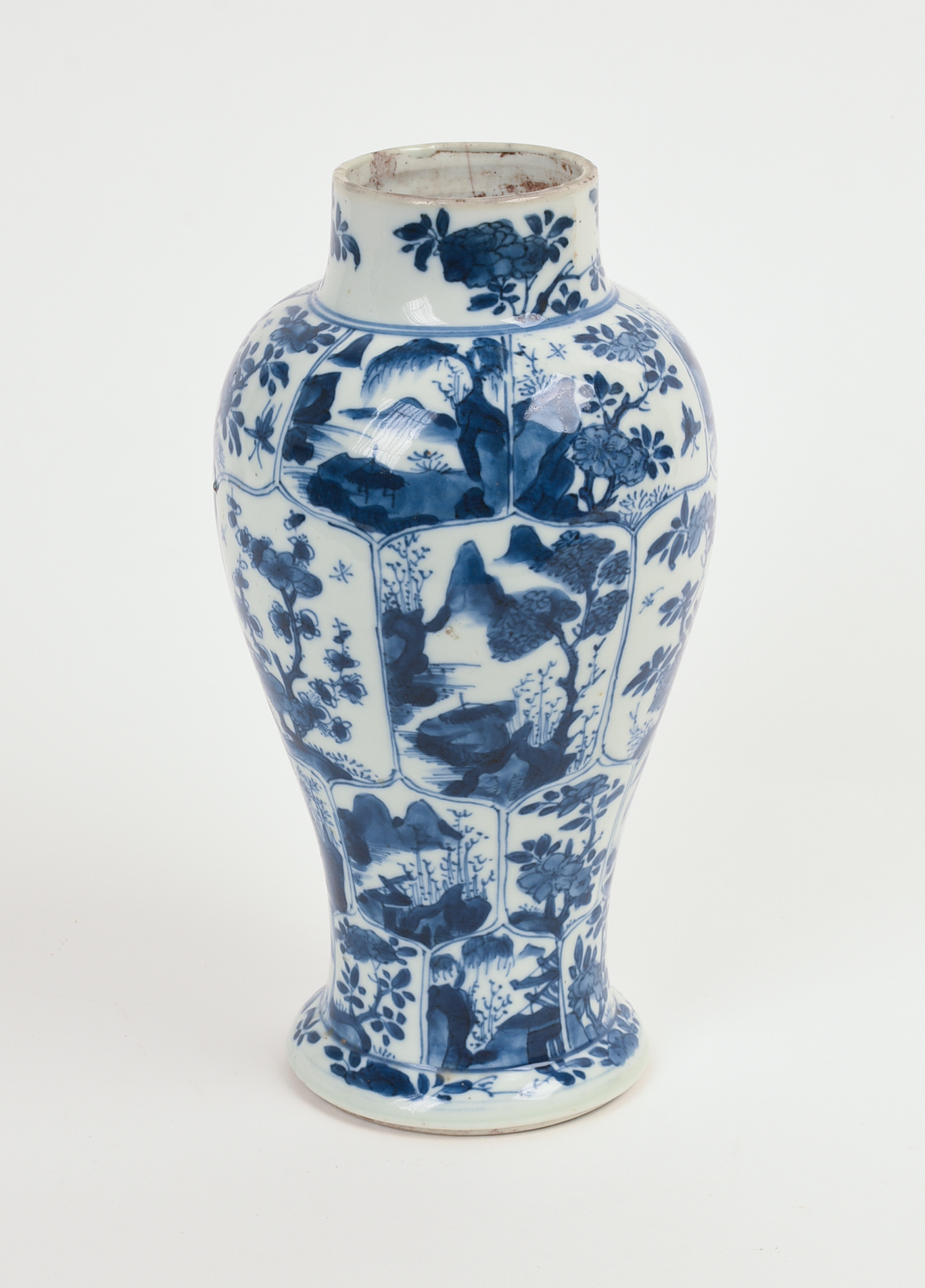 CHINESE KANGXI PERIOD BLUE AND WHITE VASE.