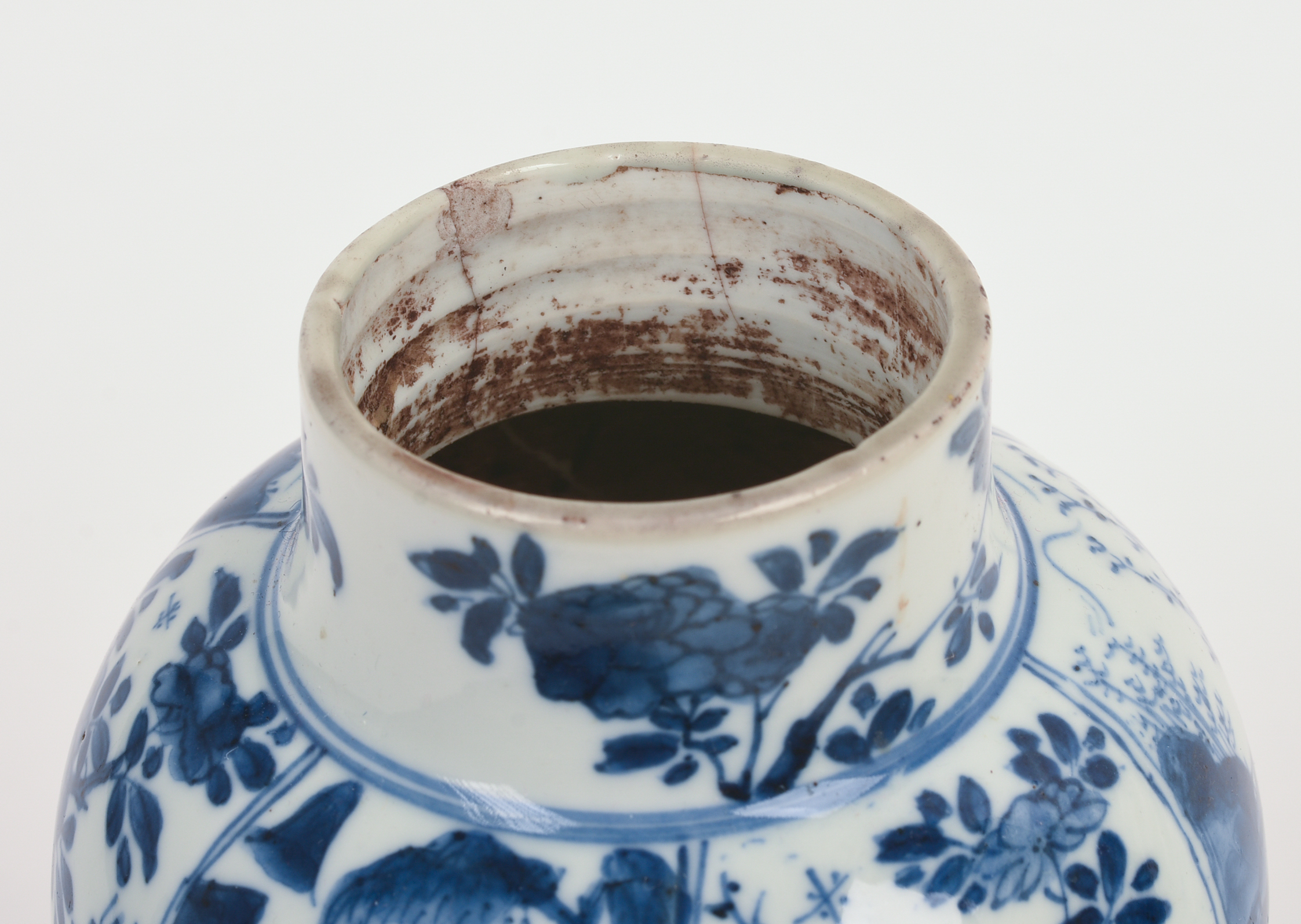 CHINESE KANGXI PERIOD BLUE AND WHITE VASE.