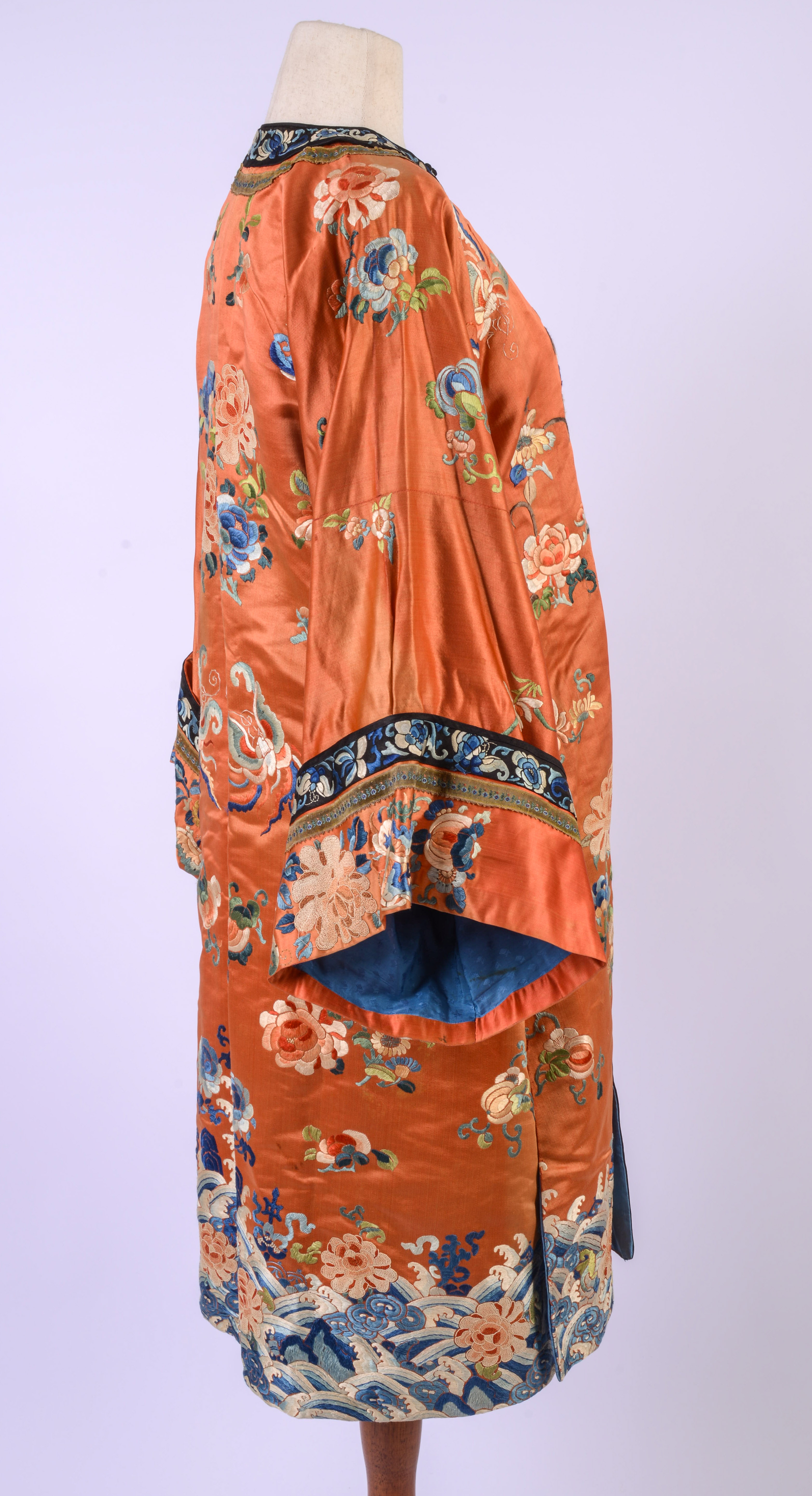 19TH C. CHINESE QING DYNASTY WOMEN'S INFORMAL ROBE.