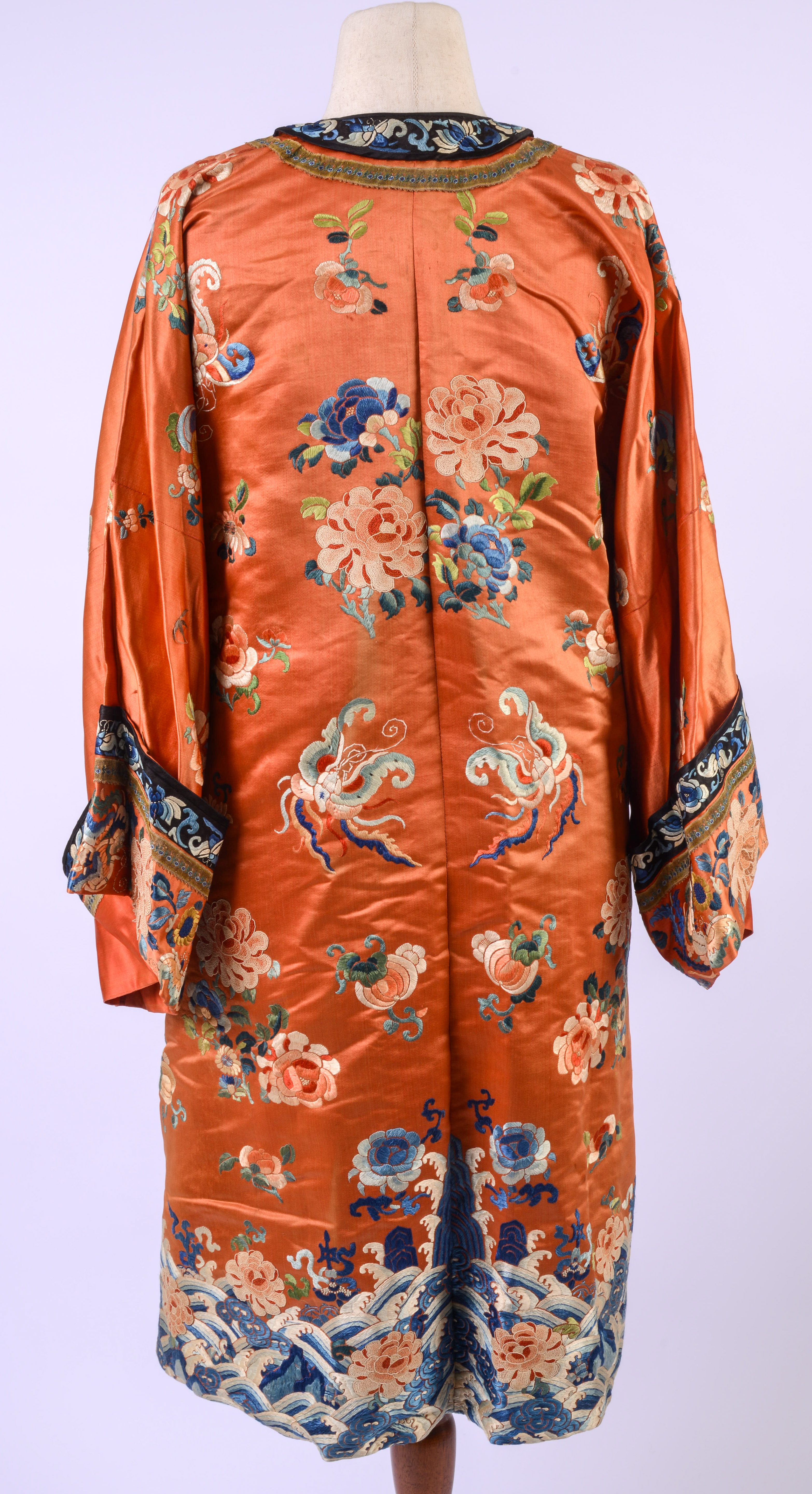 19TH C. CHINESE QING DYNASTY WOMEN'S INFORMAL ROBE.