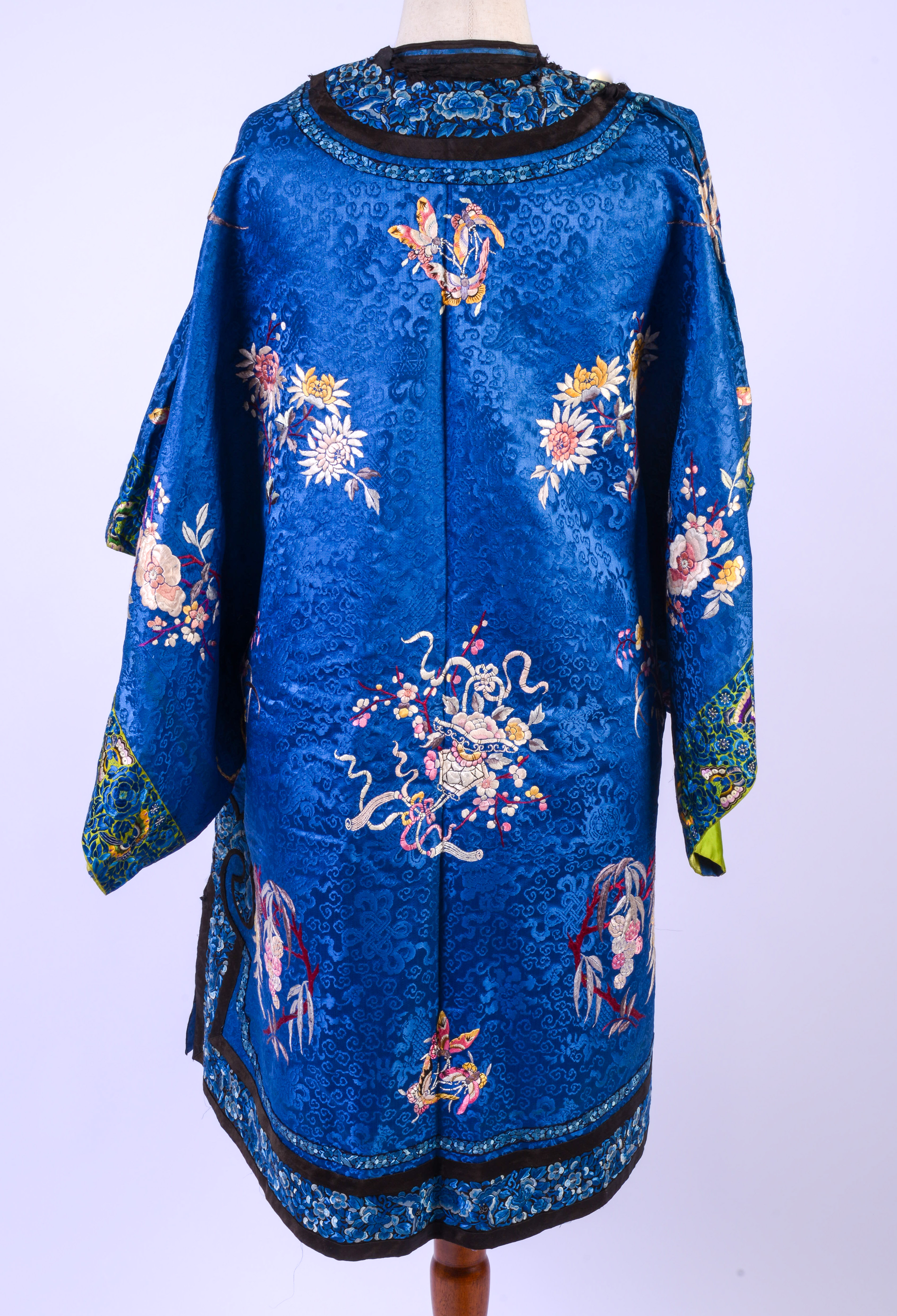 CHINESE 19TH C. QING SILK NEEDLEWORK LADIES ROBE.