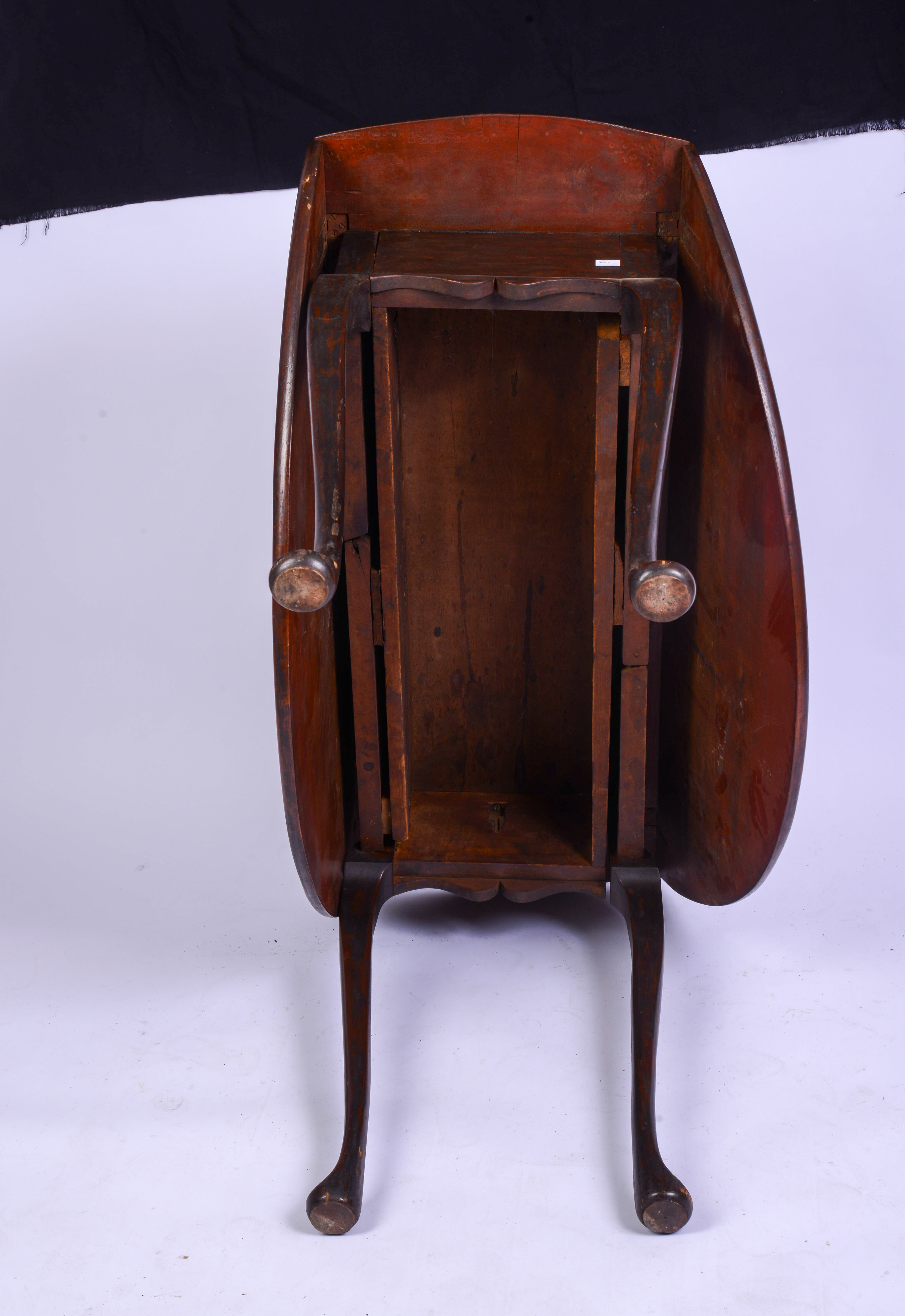 18TH CENTURY CONNECTICUT QUEEN ANNE DROP-LEAF TABLE.