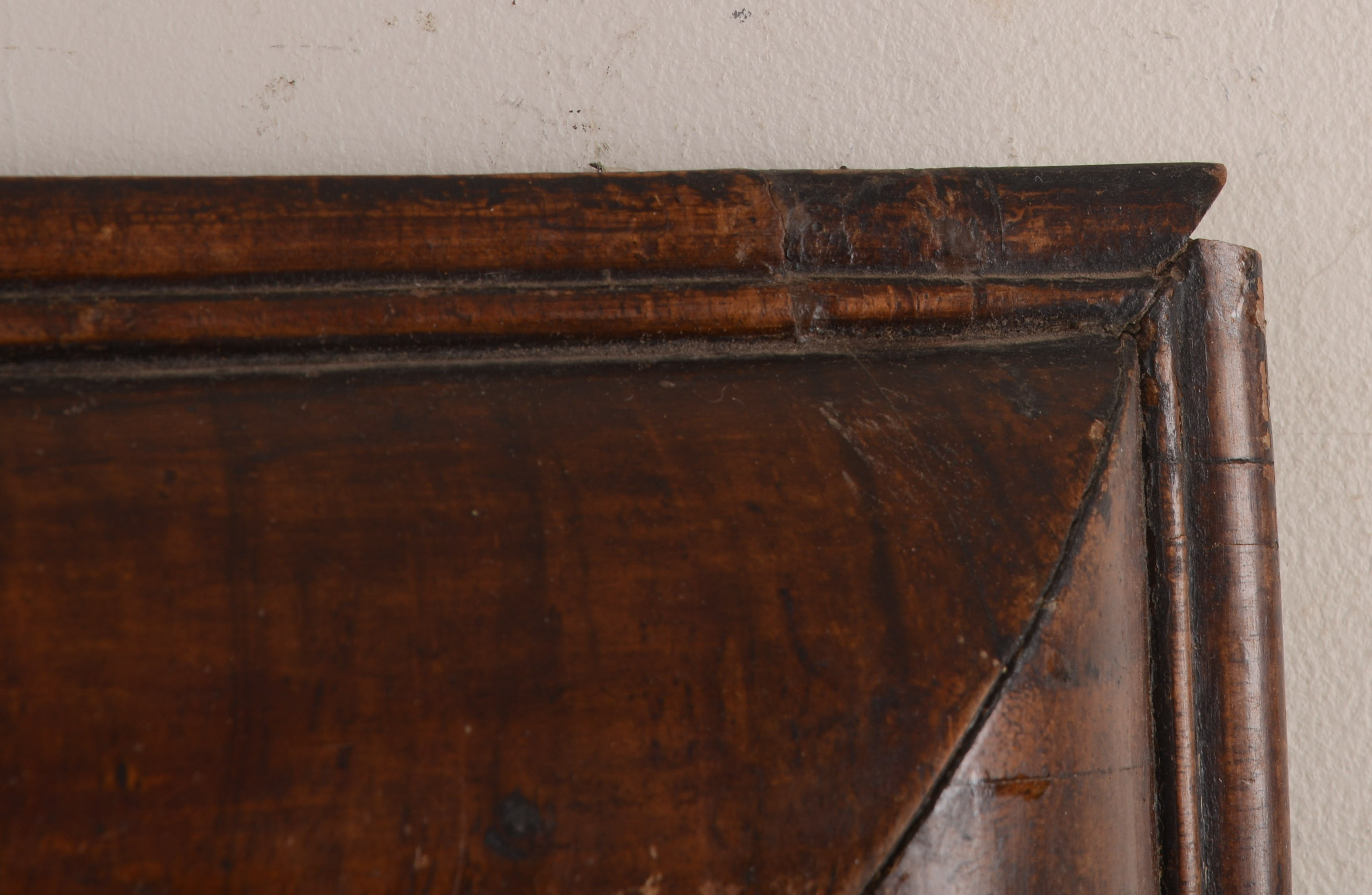 WILLIAM & MARY WALNUT VENEERED CUSHION MIRROR
