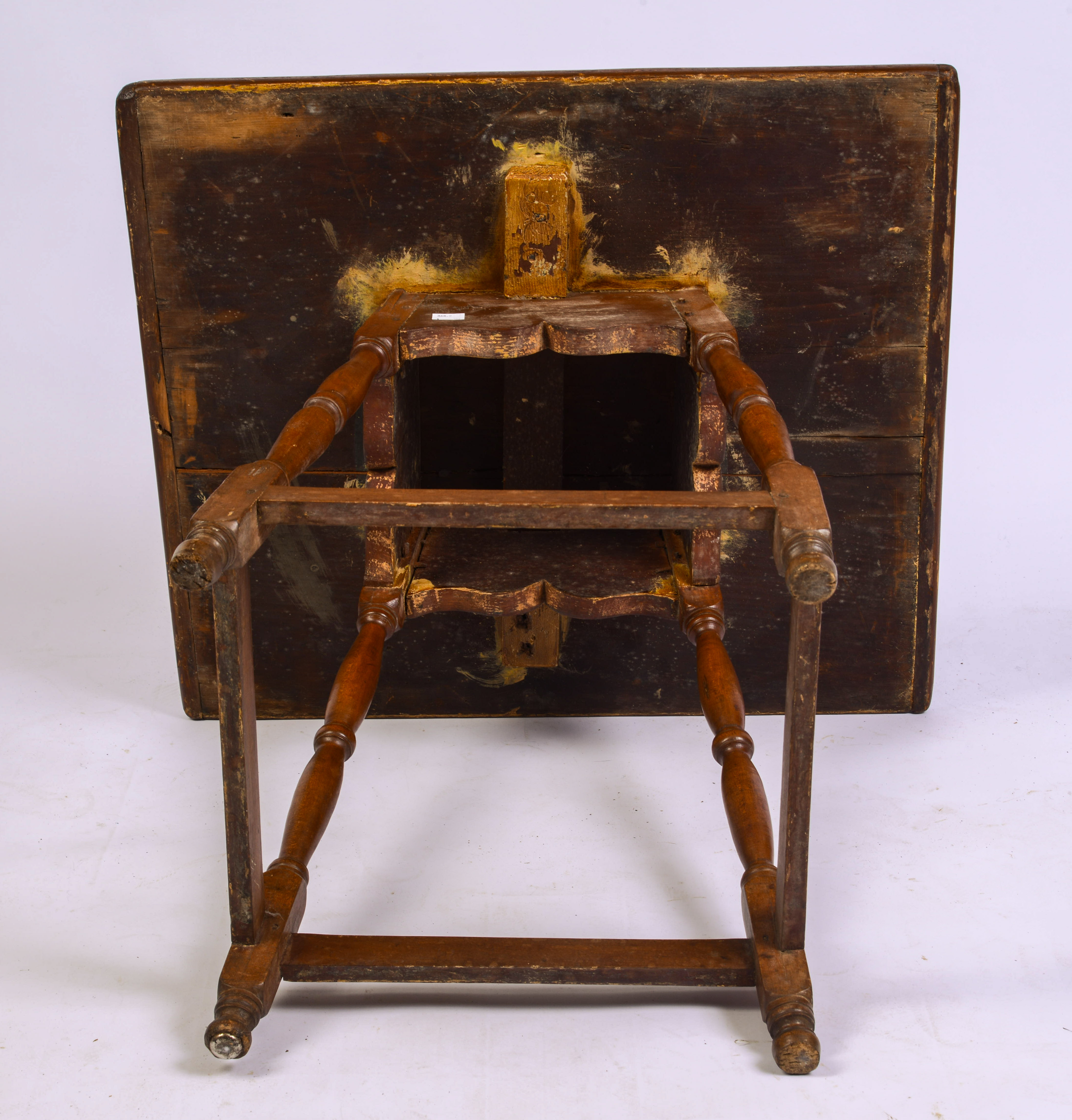 DIMINUTIVE SPLAY-LEG NEW ENGLAND TAVERN TABLE