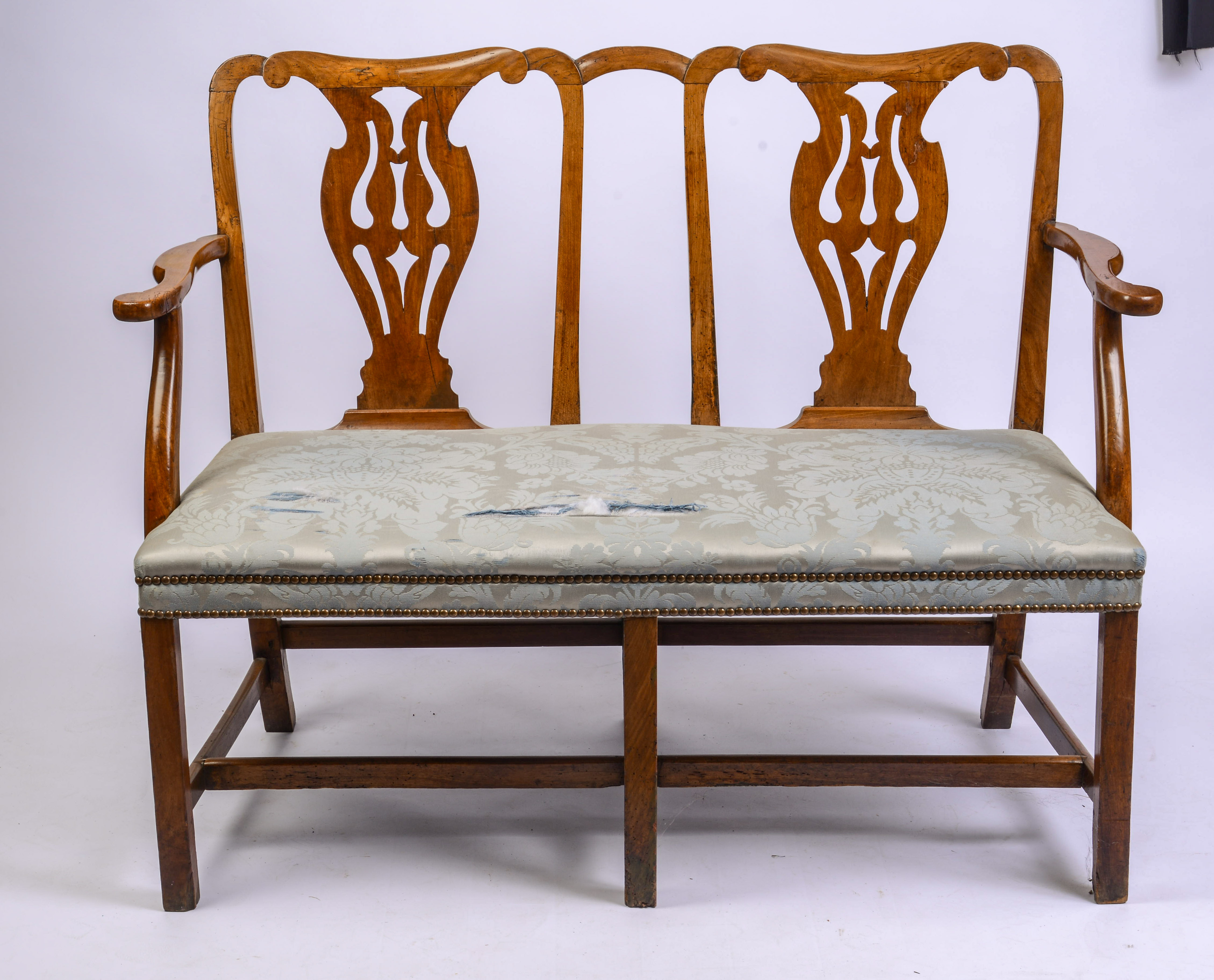 VERY SCARCE ANGLO-AMERICAN CHIPPENDALE-PERIOD MAHOGANY SETTEE.