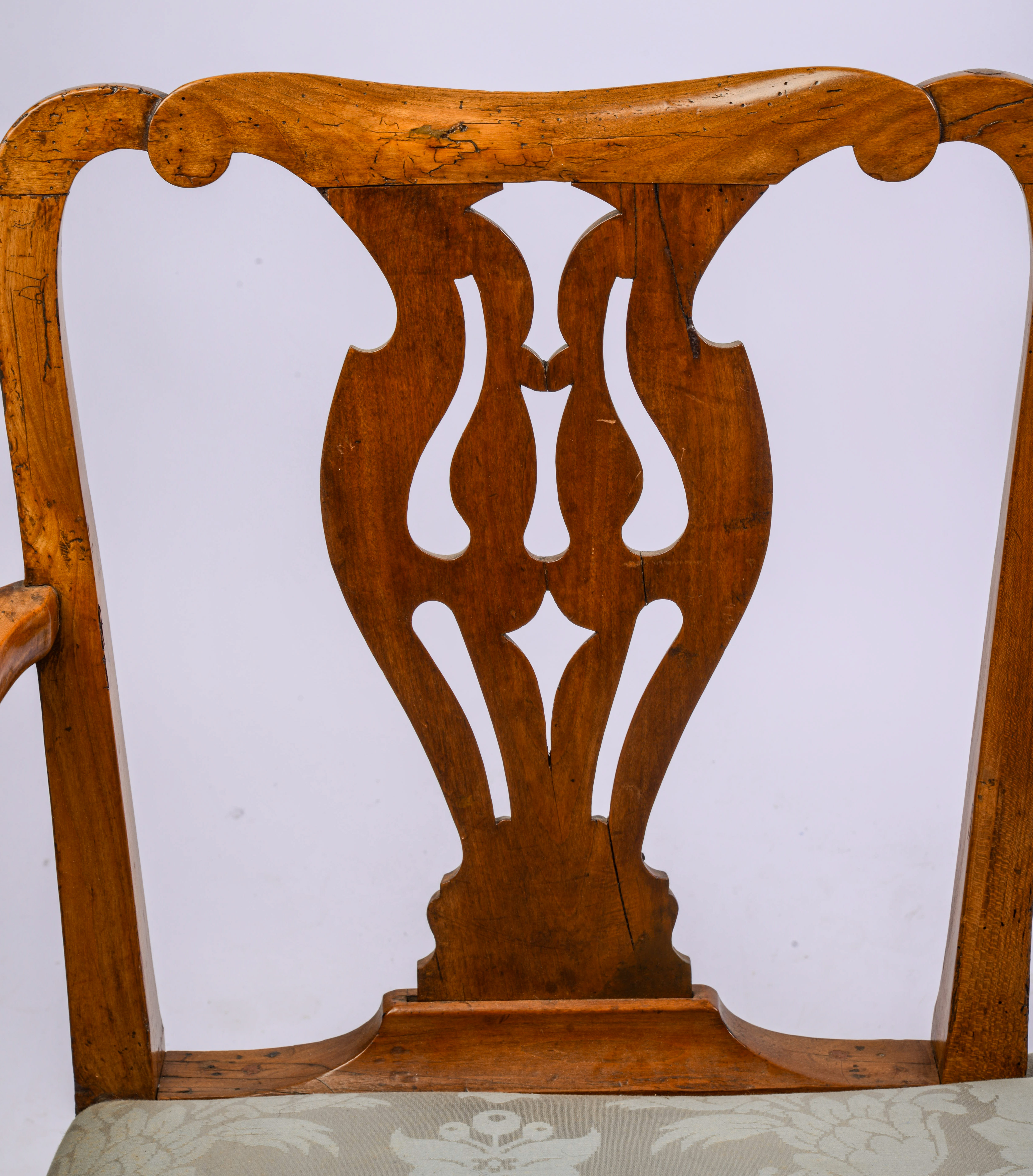 VERY SCARCE ANGLO-AMERICAN CHIPPENDALE-PERIOD MAHOGANY SETTEE.
