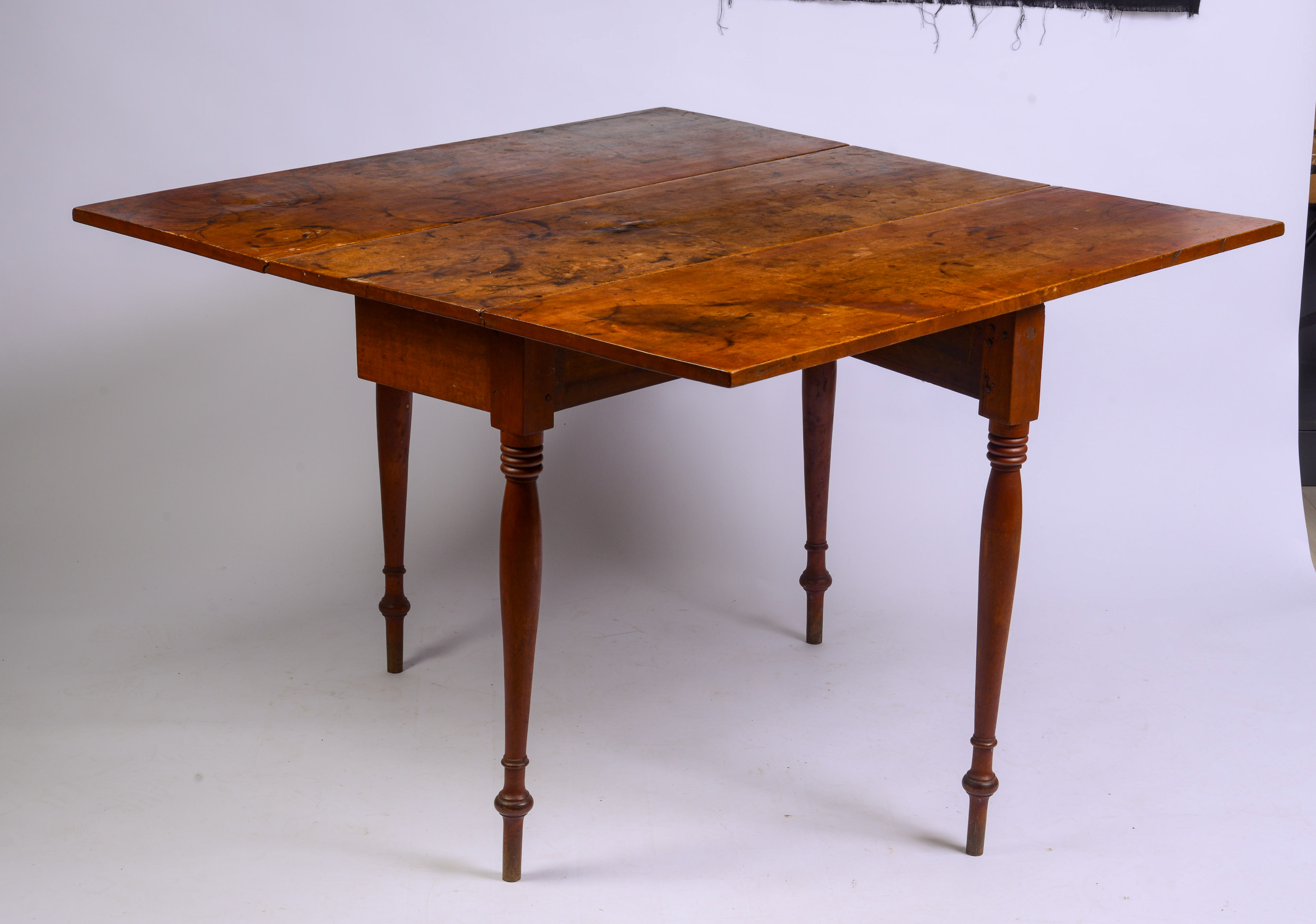 NEW ENGLAND SHERATON DROP-LEAF TABLE.