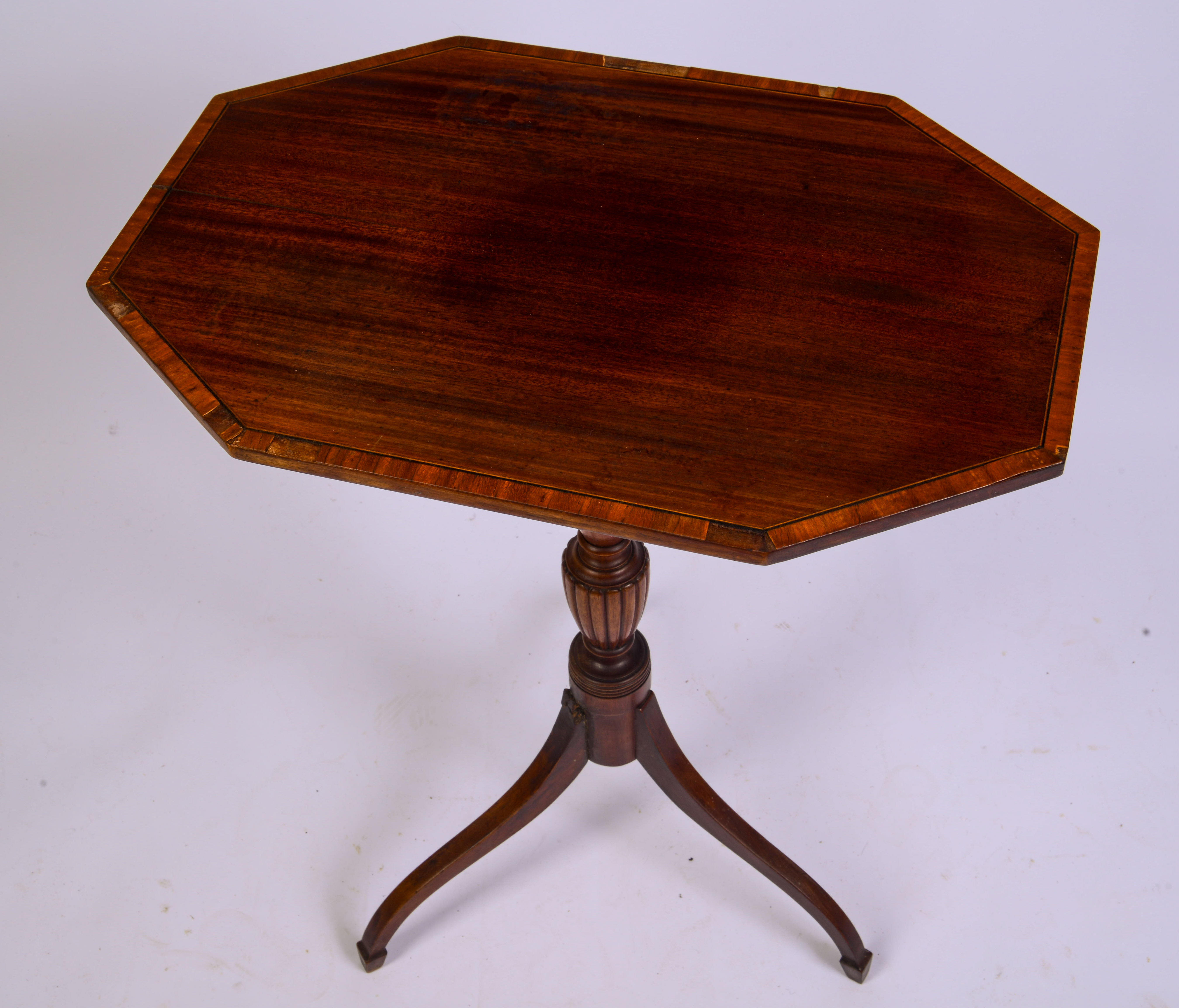 19TH CENTURY NEW ENGLAND TILT-TOP TEA TABLE.