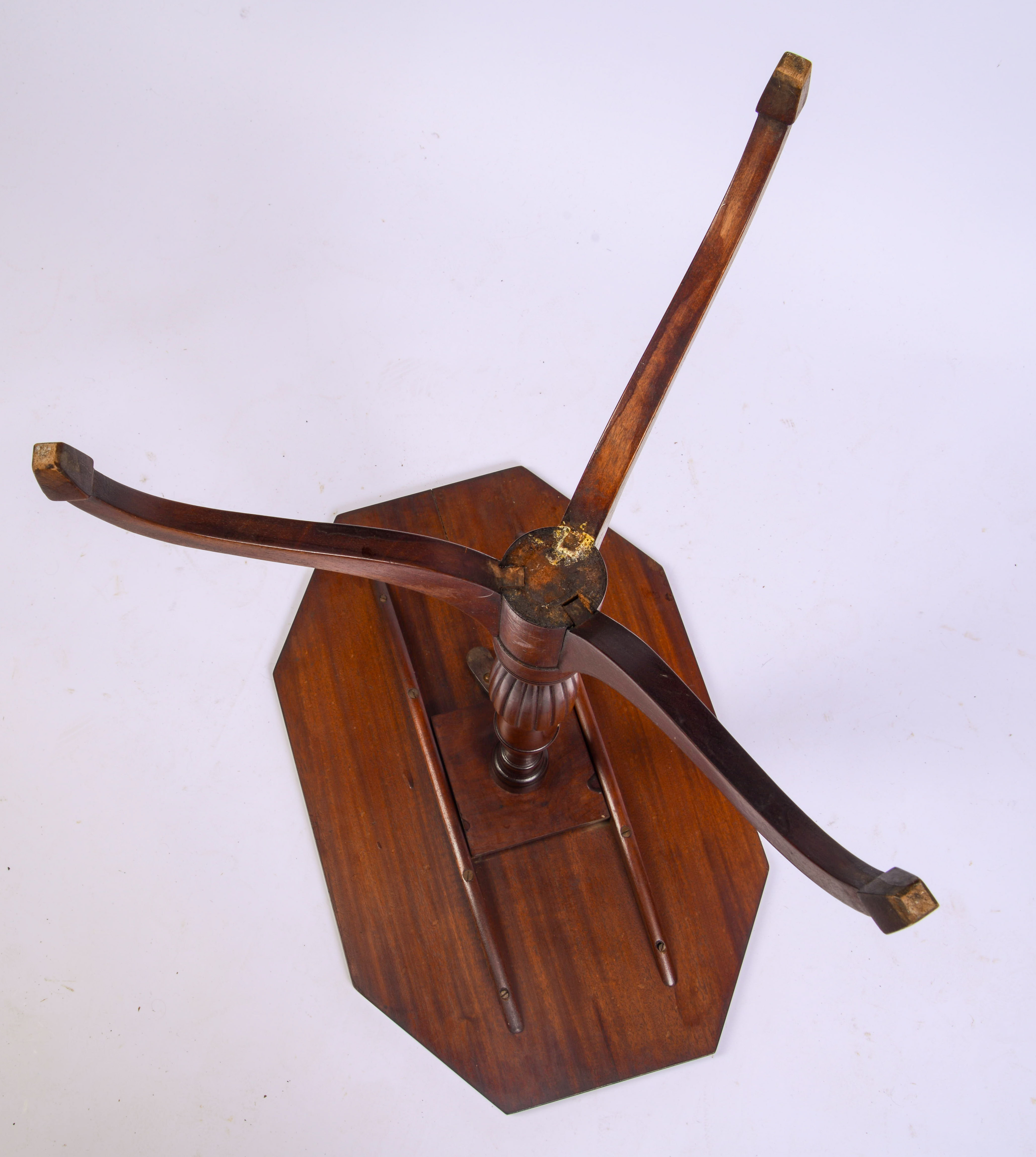 19TH CENTURY NEW ENGLAND TILT-TOP TEA TABLE.