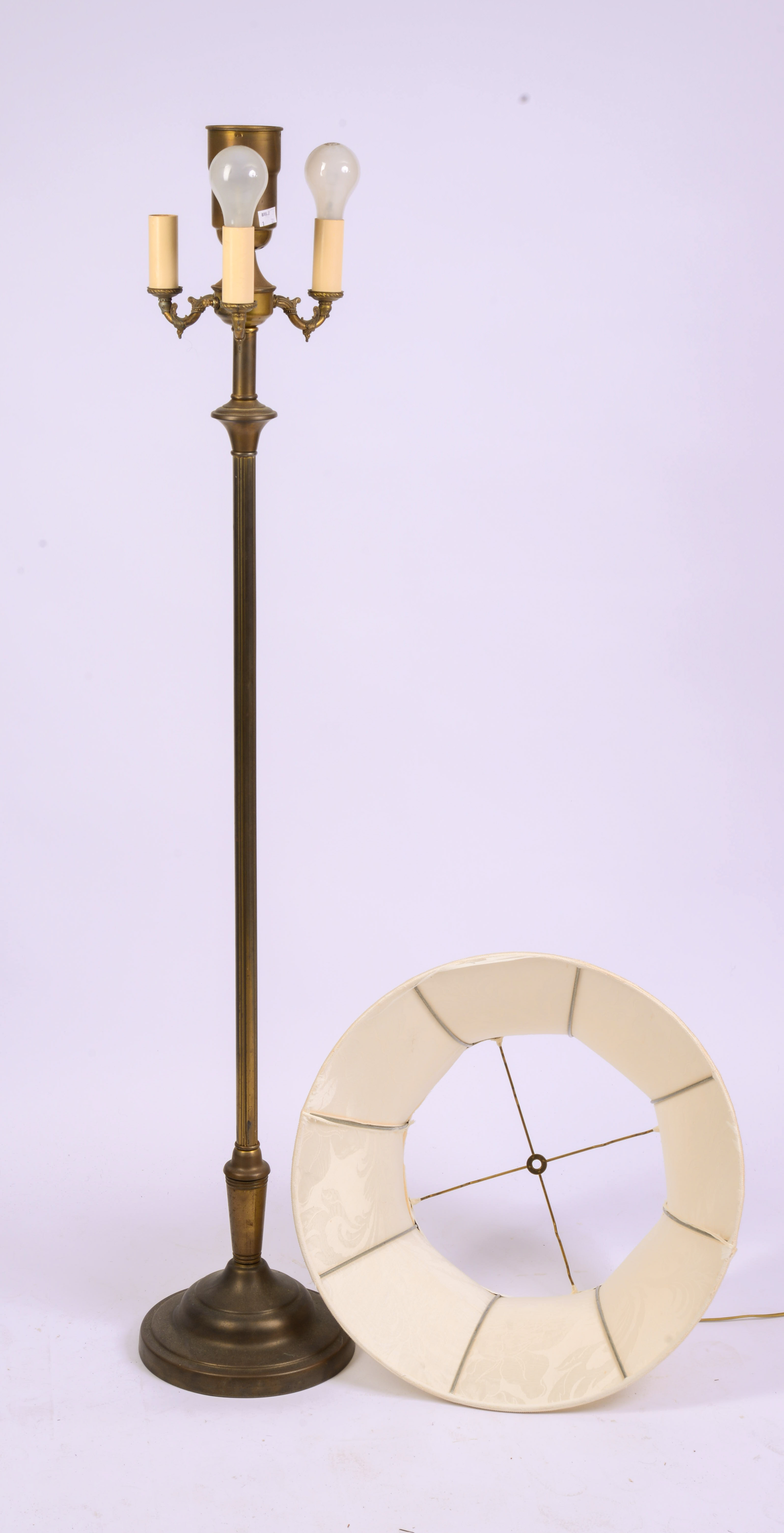 EARLY 20TH CENTURY BRASS FLOOR LAMP.