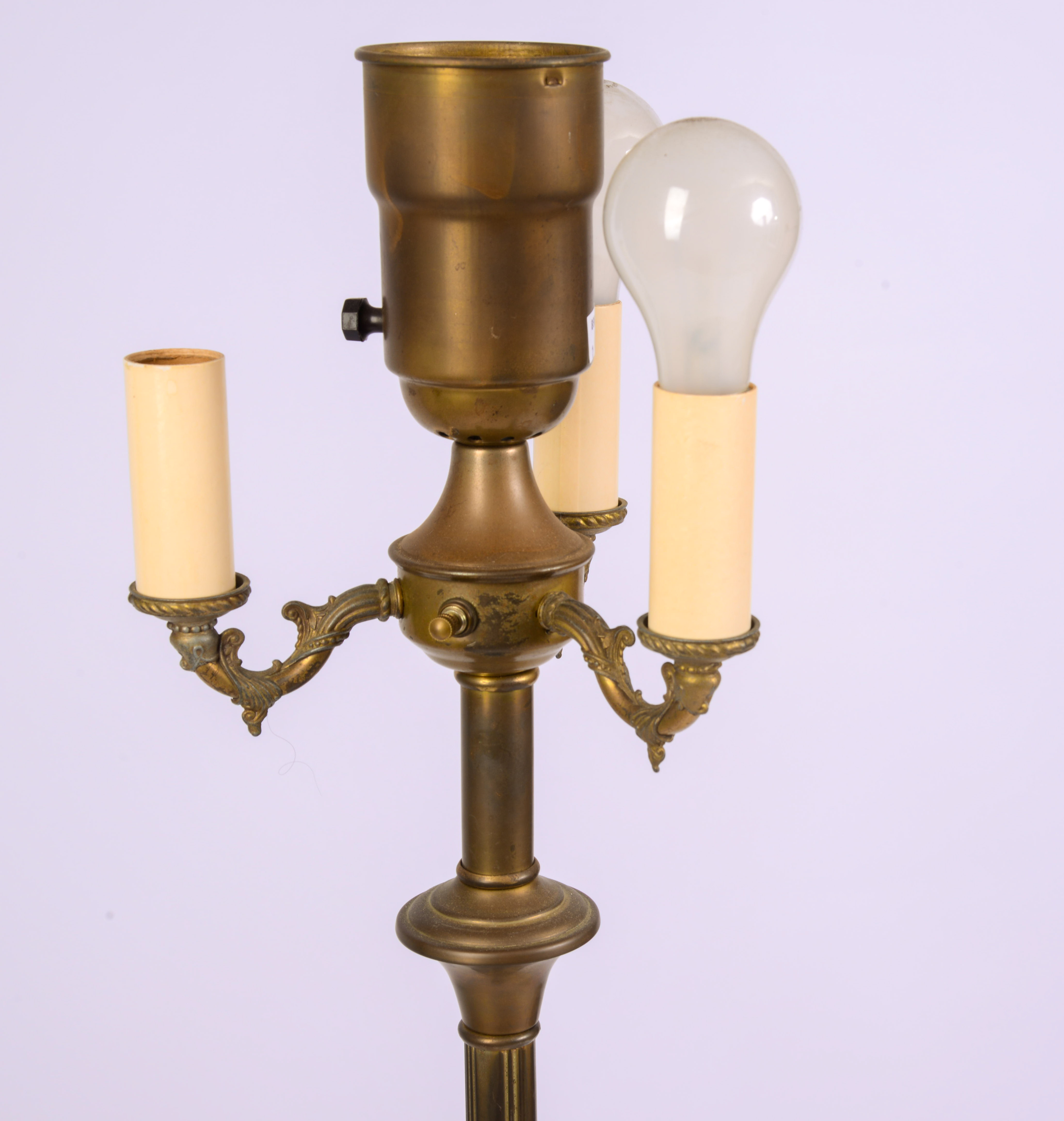EARLY 20TH CENTURY BRASS FLOOR LAMP.