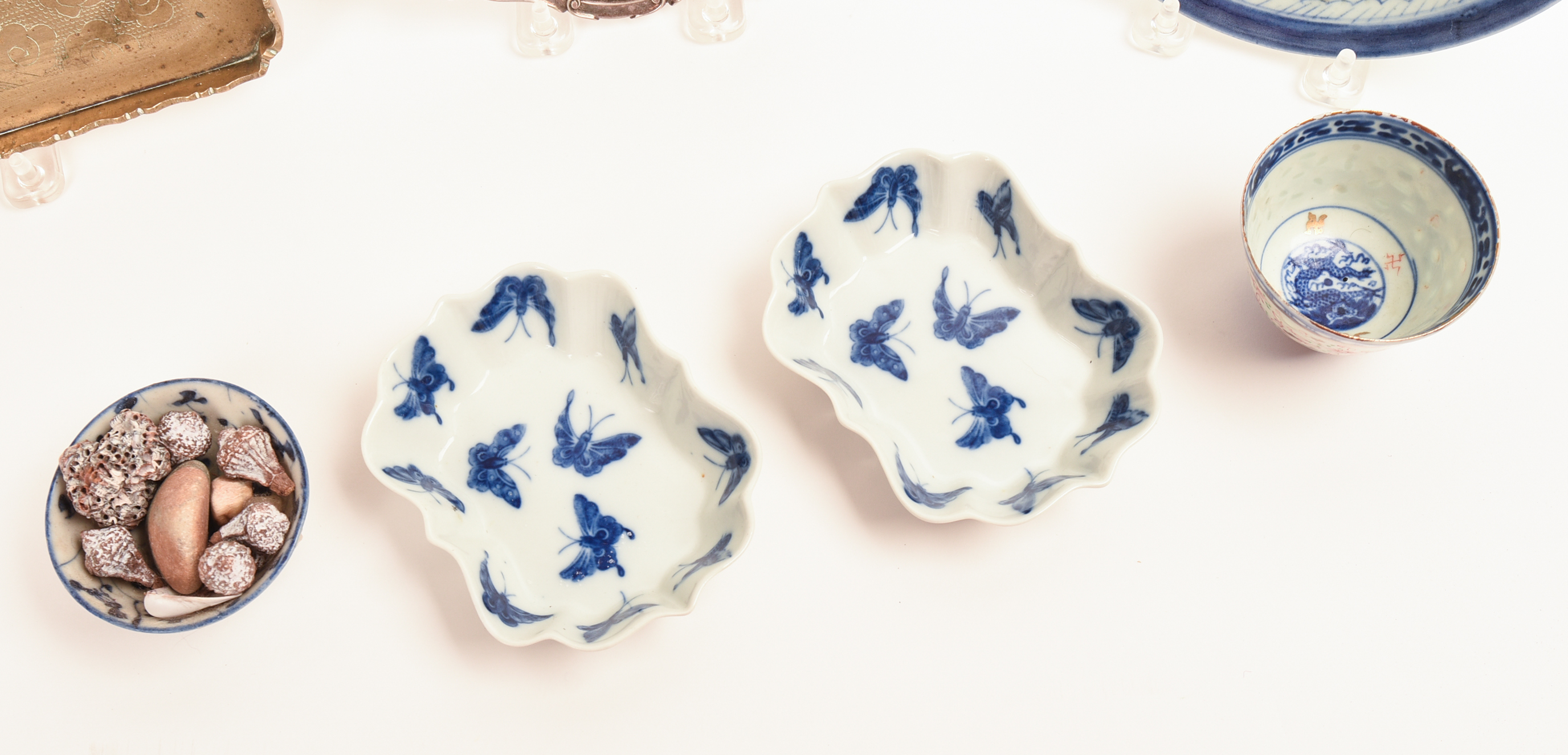 GROUP OF PORCELAIN ITEMS.