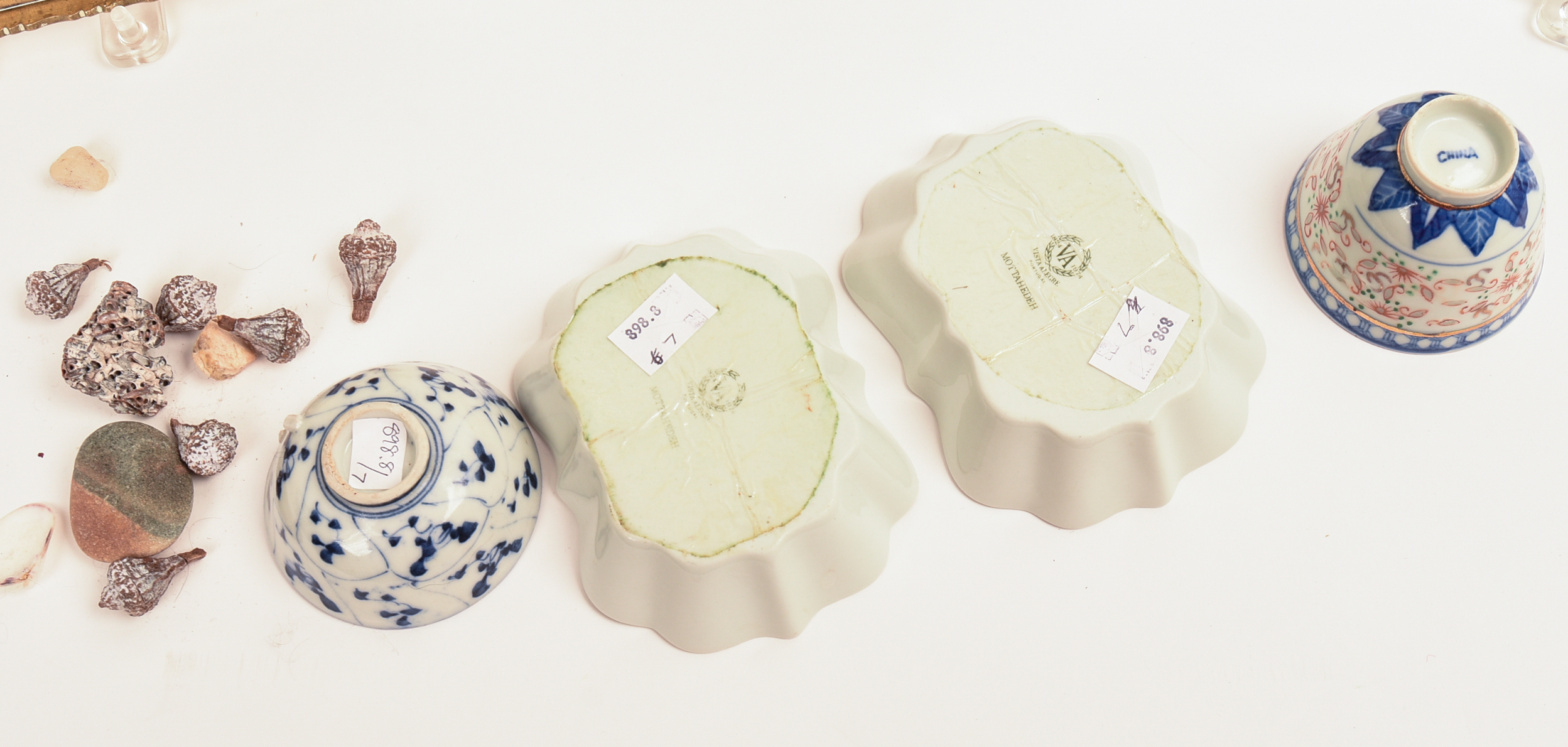 GROUP OF PORCELAIN ITEMS.