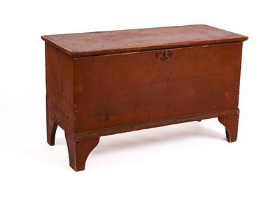 SMALL QUEEN ANNE BLANKET CHEST IN OLD RED PAINT. Height 22 inches, length 37 inches, depth 15.5 
