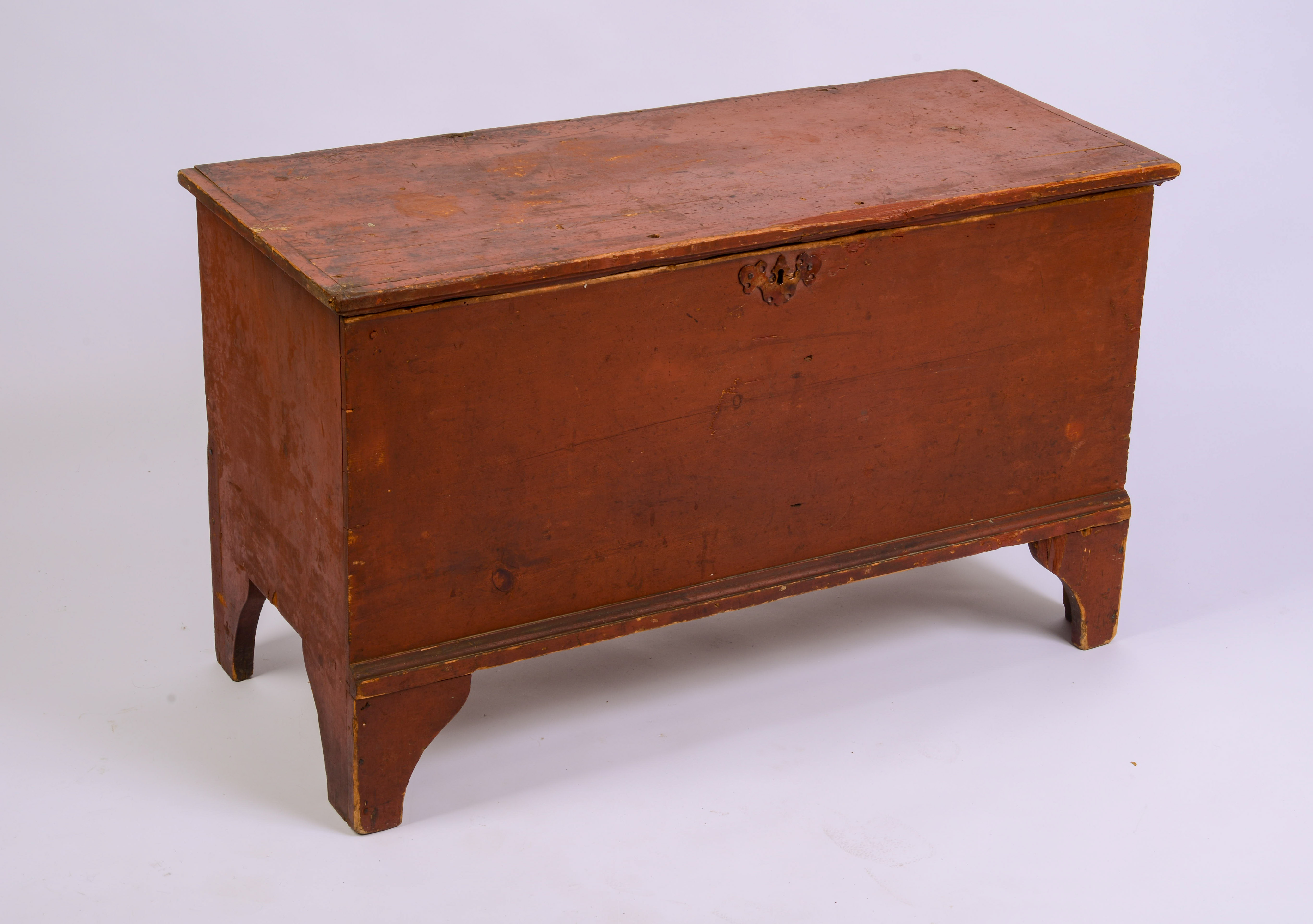 SMALL QUEEN ANNE BLANKET CHEST IN OLD RED PAINT.