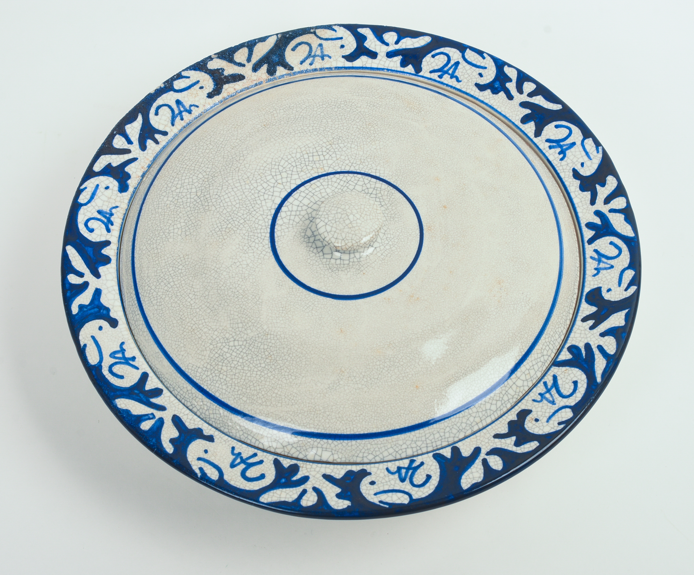 DEDHAM POTTERY RABBIT PATTERN COVERED BOWL.