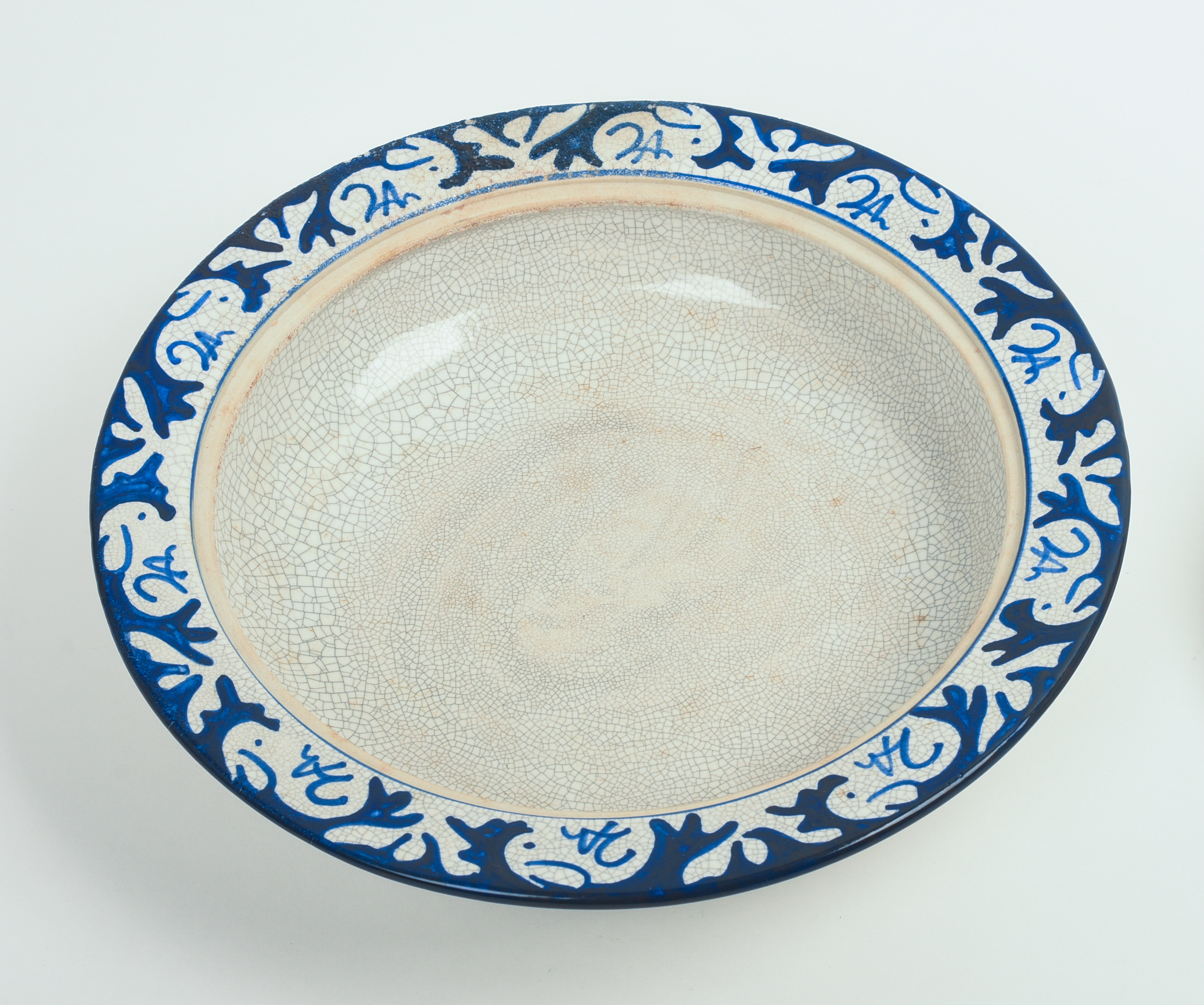 DEDHAM POTTERY RABBIT PATTERN COVERED BOWL.