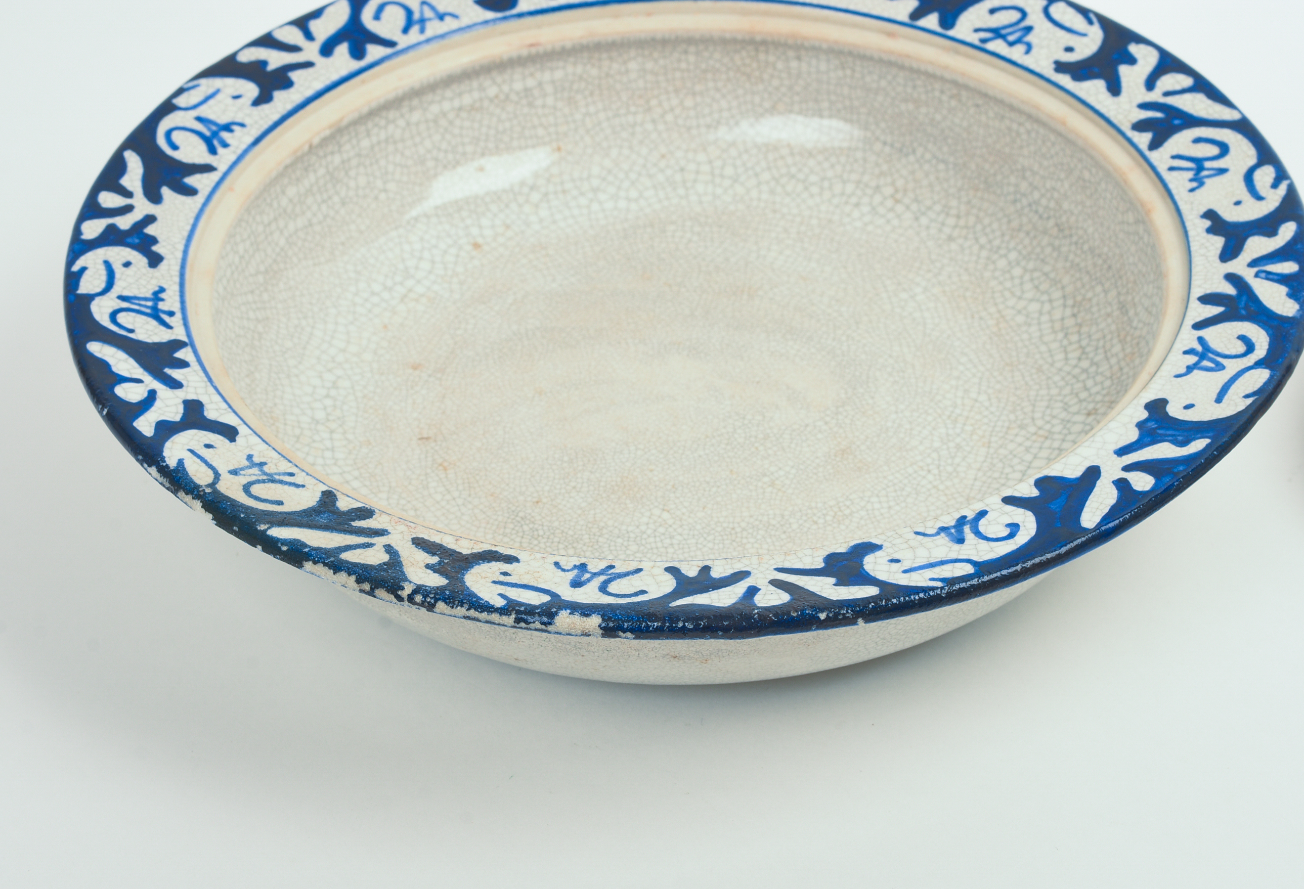 DEDHAM POTTERY RABBIT PATTERN COVERED BOWL.