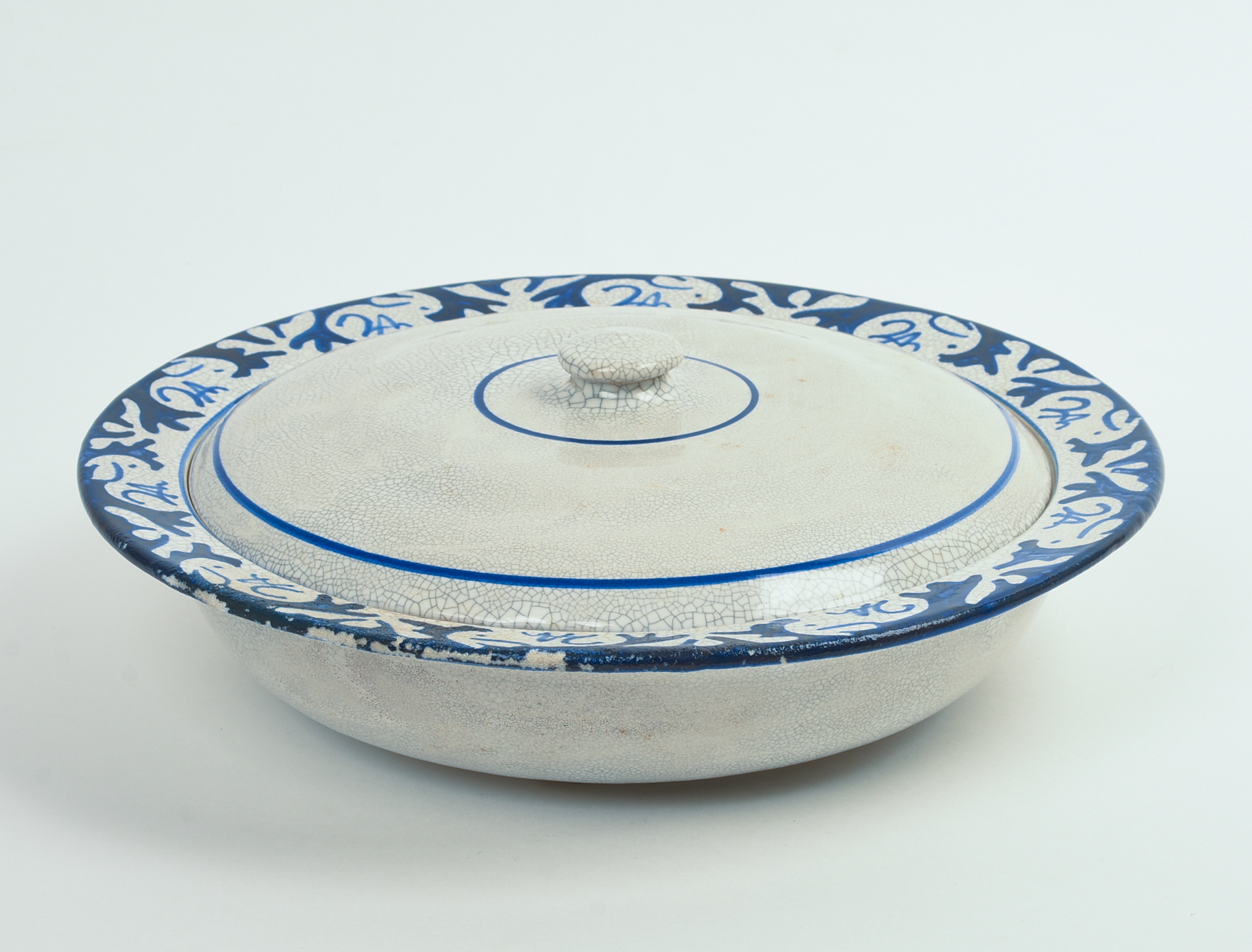 DEDHAM POTTERY RABBIT PATTERN COVERED BOWL.