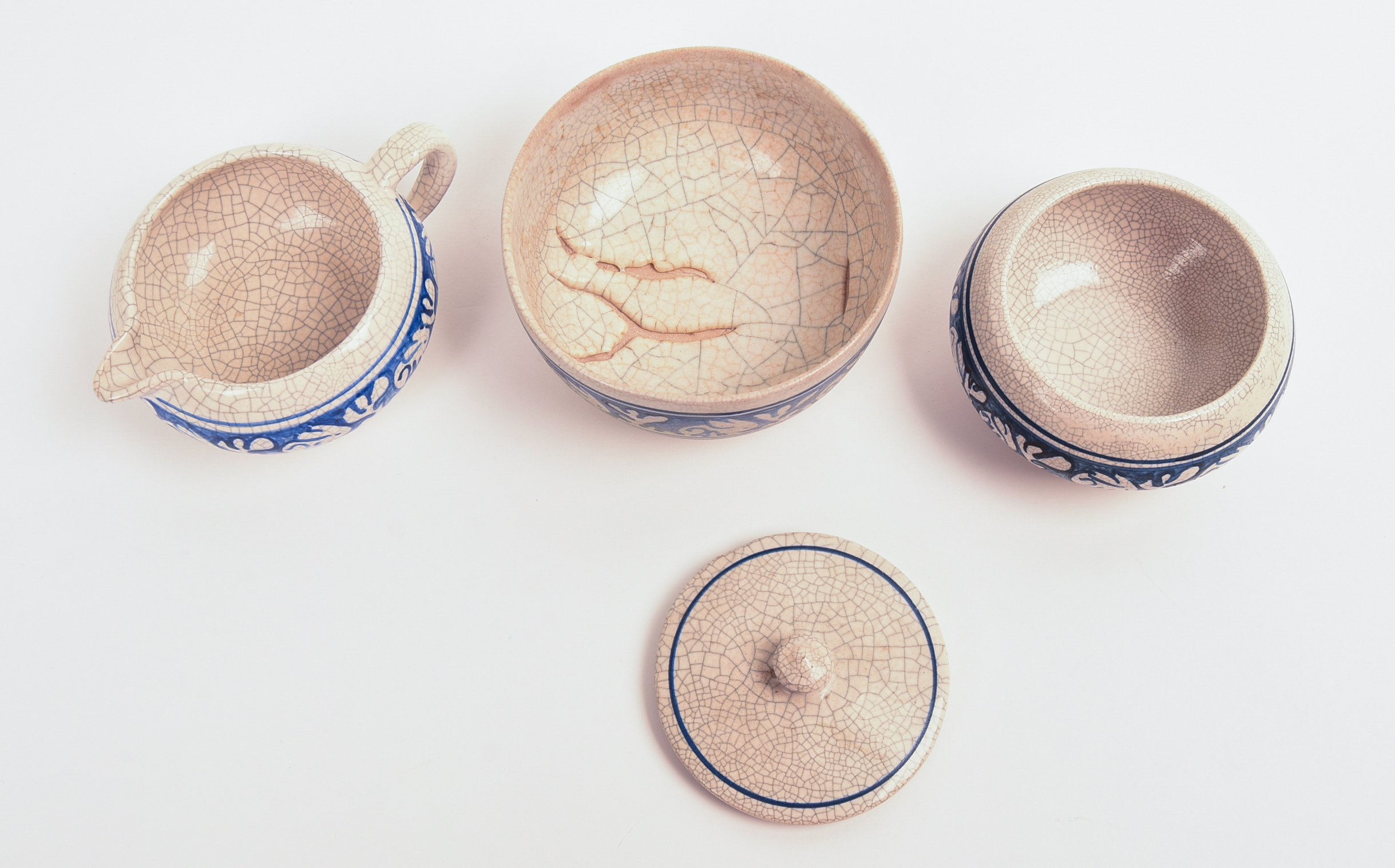 THREE DEDHAM POTTERY RABBIT PATTERN PIECES.