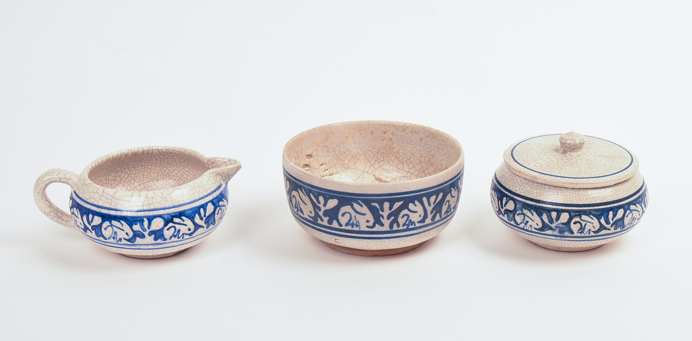 THREE DEDHAM POTTERY RABBIT PATTERN PIECES.