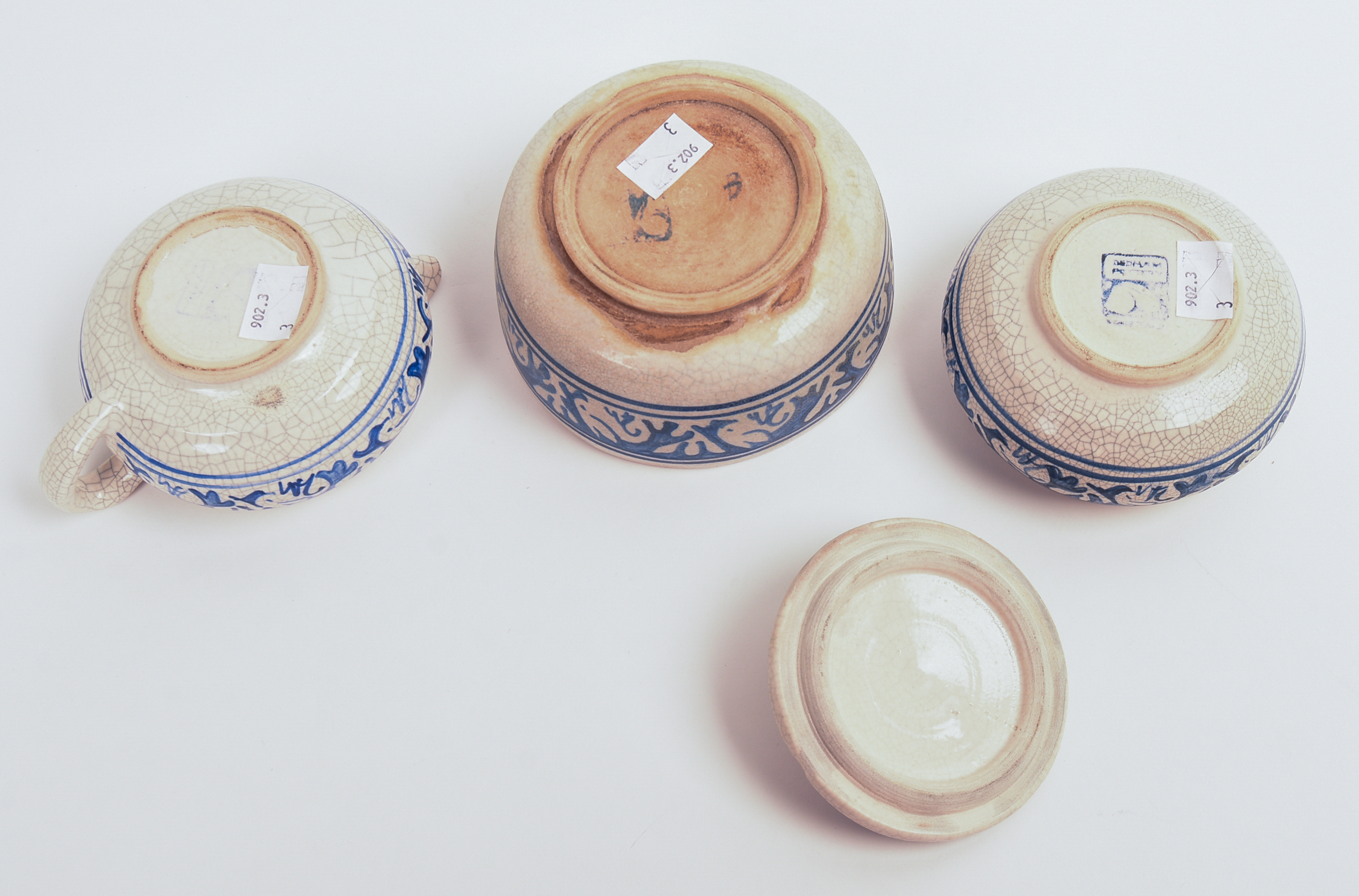 THREE DEDHAM POTTERY RABBIT PATTERN PIECES.