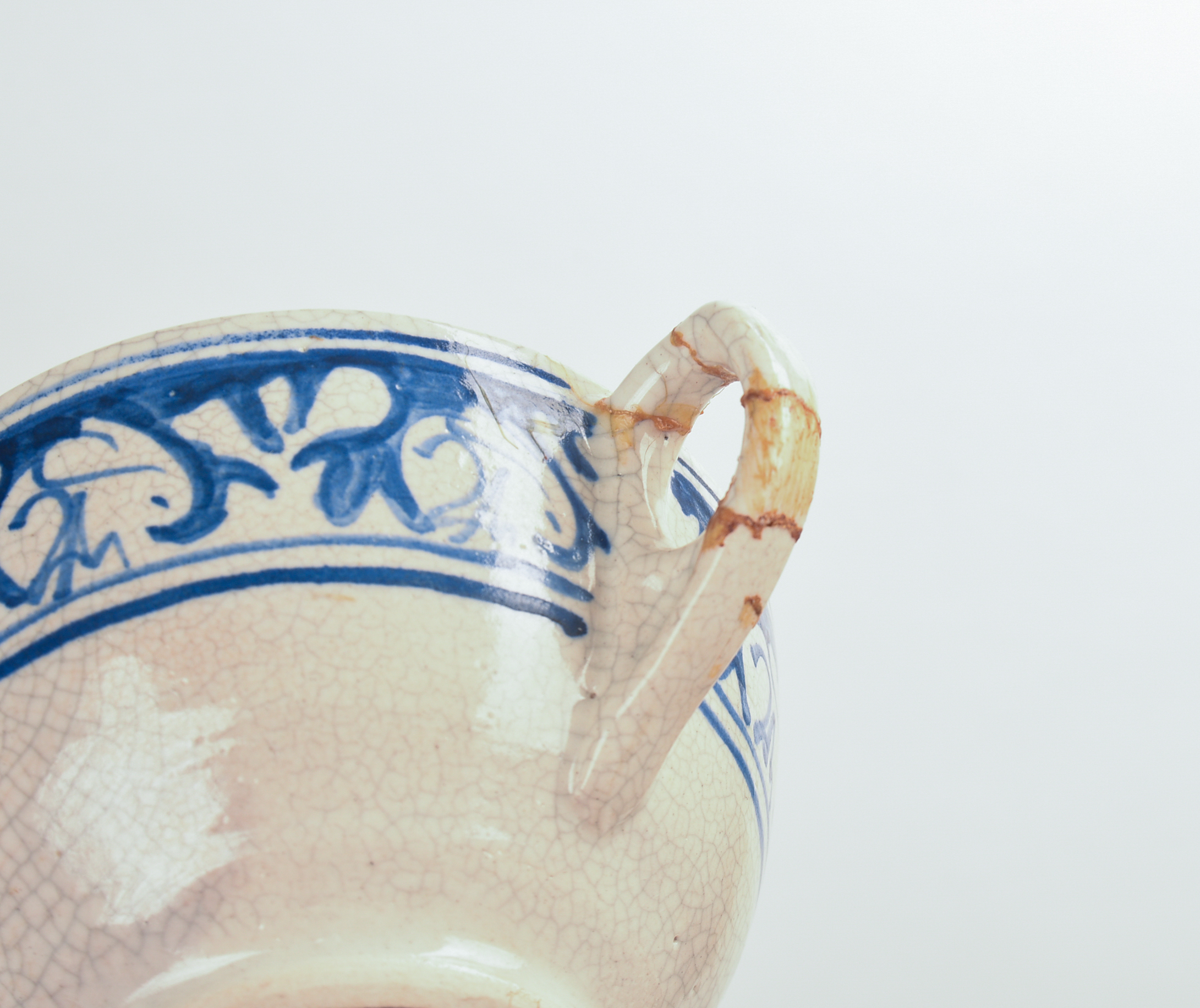 FIVE DEDHAM POTTERY RABBIT PATTERN TEACUPS AND SAUCERS AND A MUG