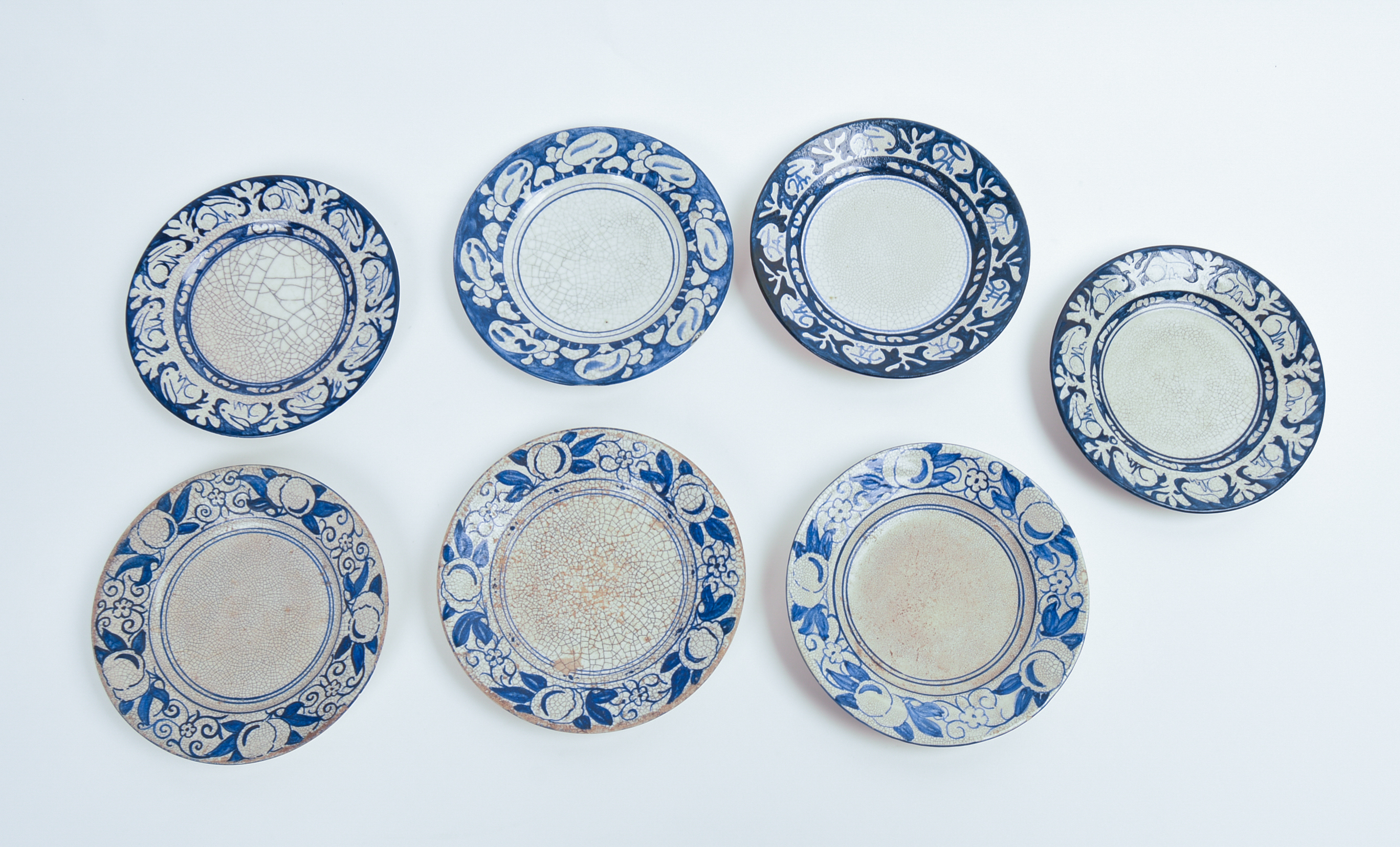 SEVEN SMALL DEDHAM POTTERY PLATES.