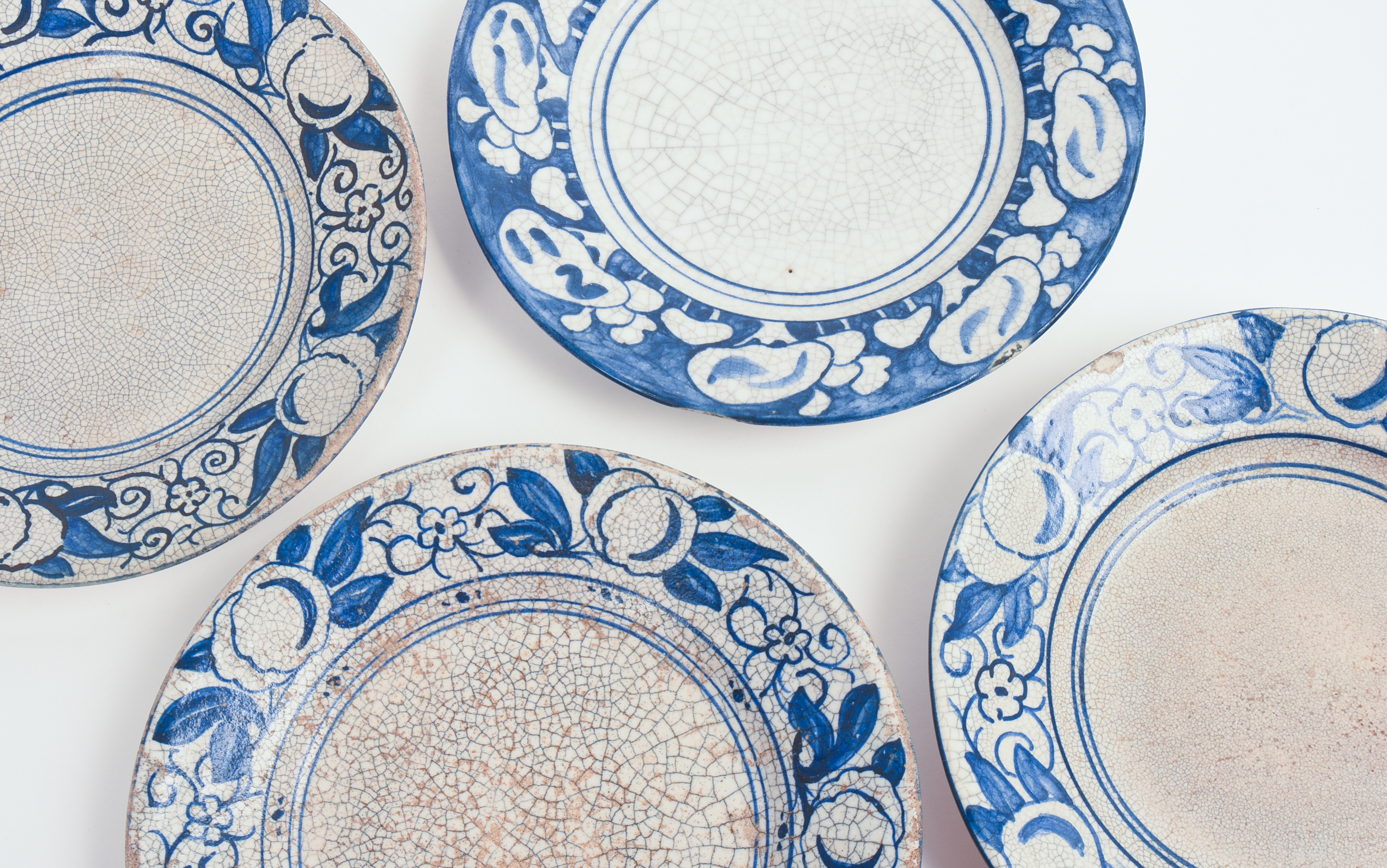SEVEN SMALL DEDHAM POTTERY PLATES.