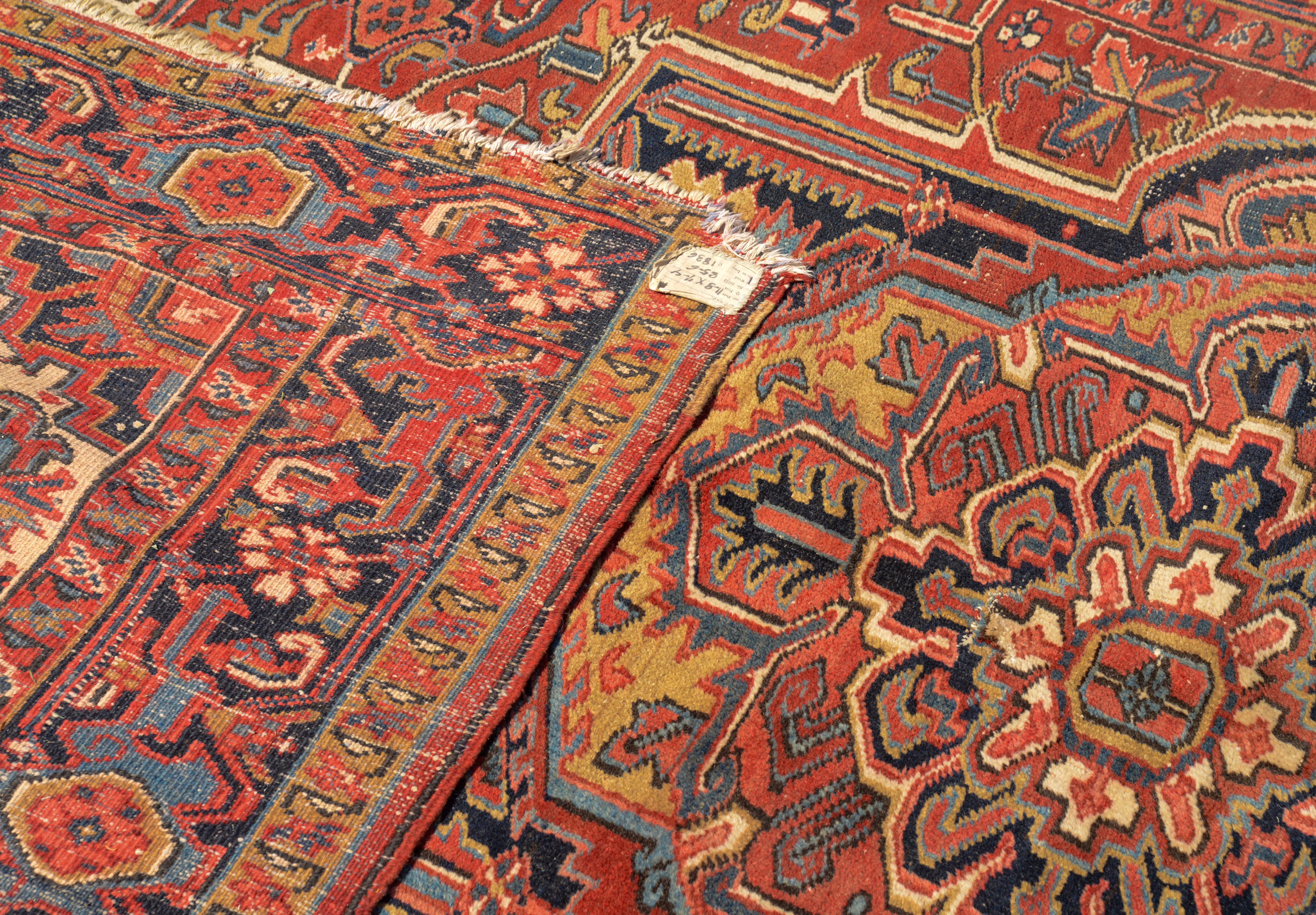 ANTIQUE PERSIAN HERIZ RUG.