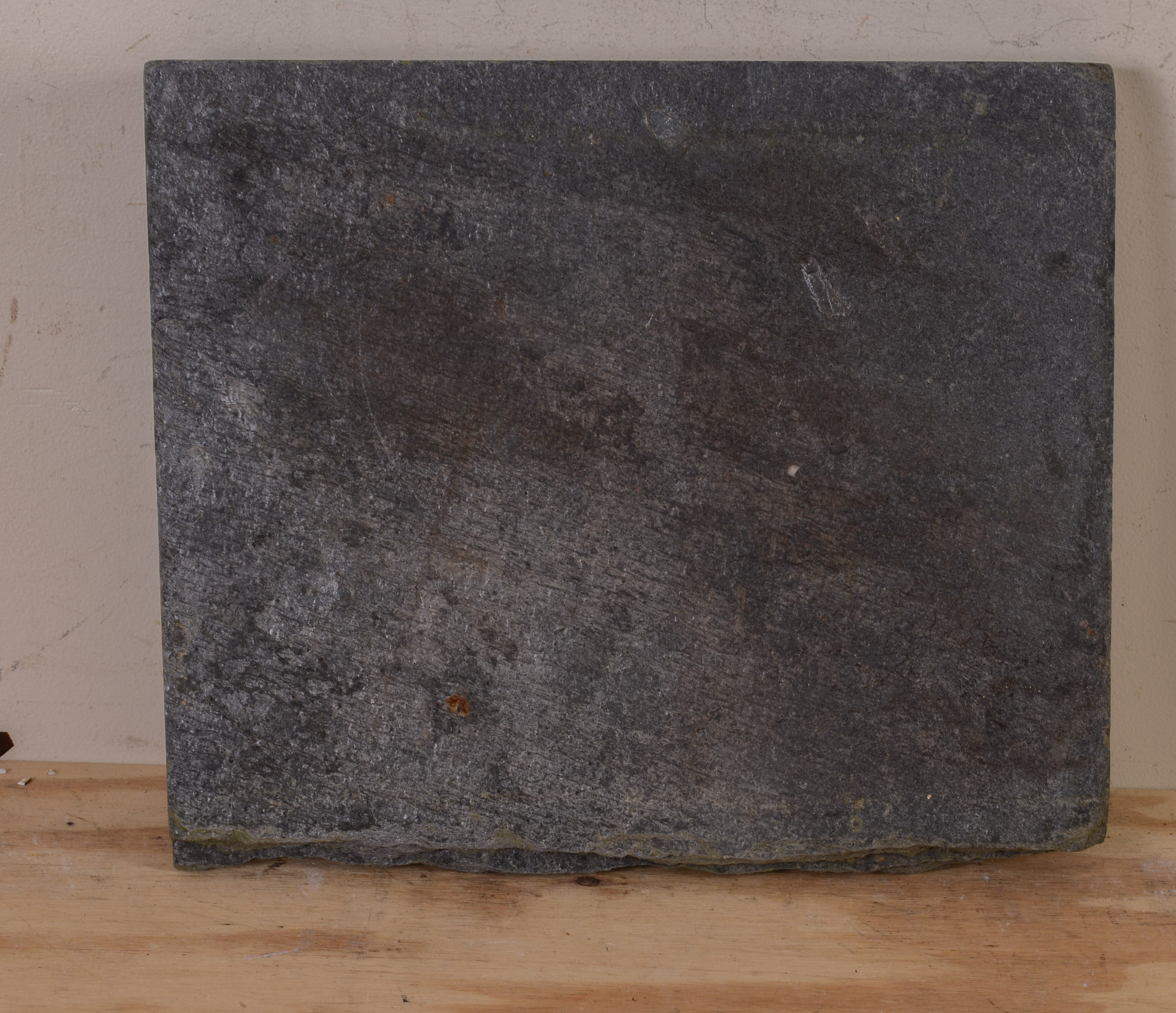 18TH OR EARLY 19TH CENTURY GRAVESTONE FRAGMENT.